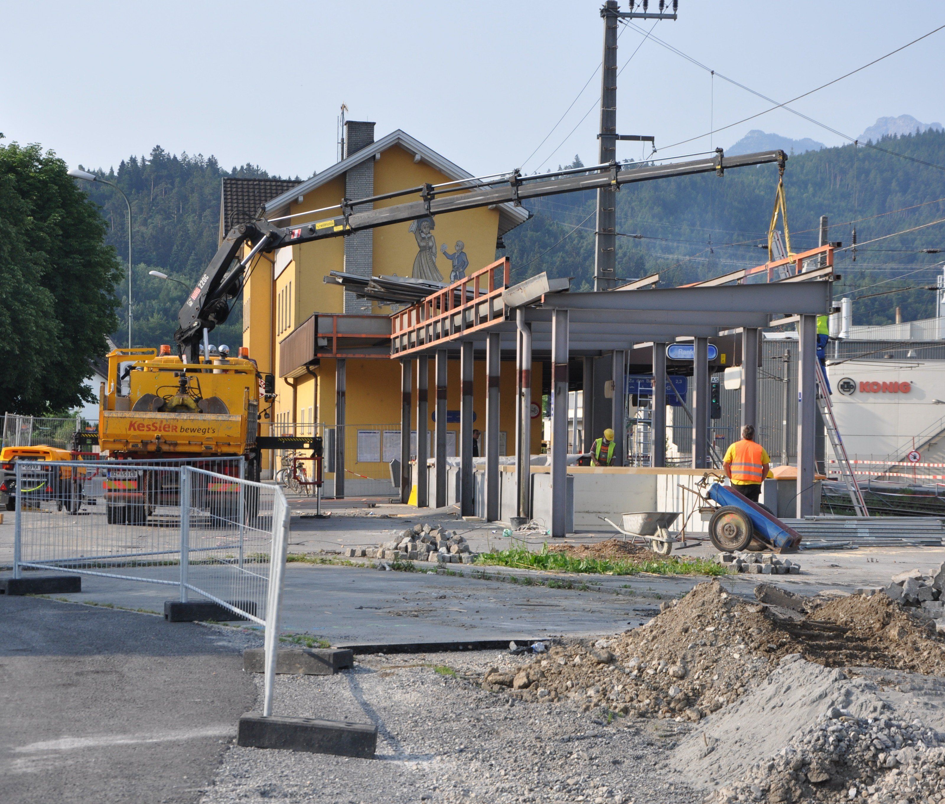 Die Bau- und Abbrucharbeiten beim Bahnhof Rankweil gehen zügig voran. Die Bau- und Abbrucharbeiten beim Bahnhof Rankweil gehen zügig voran.