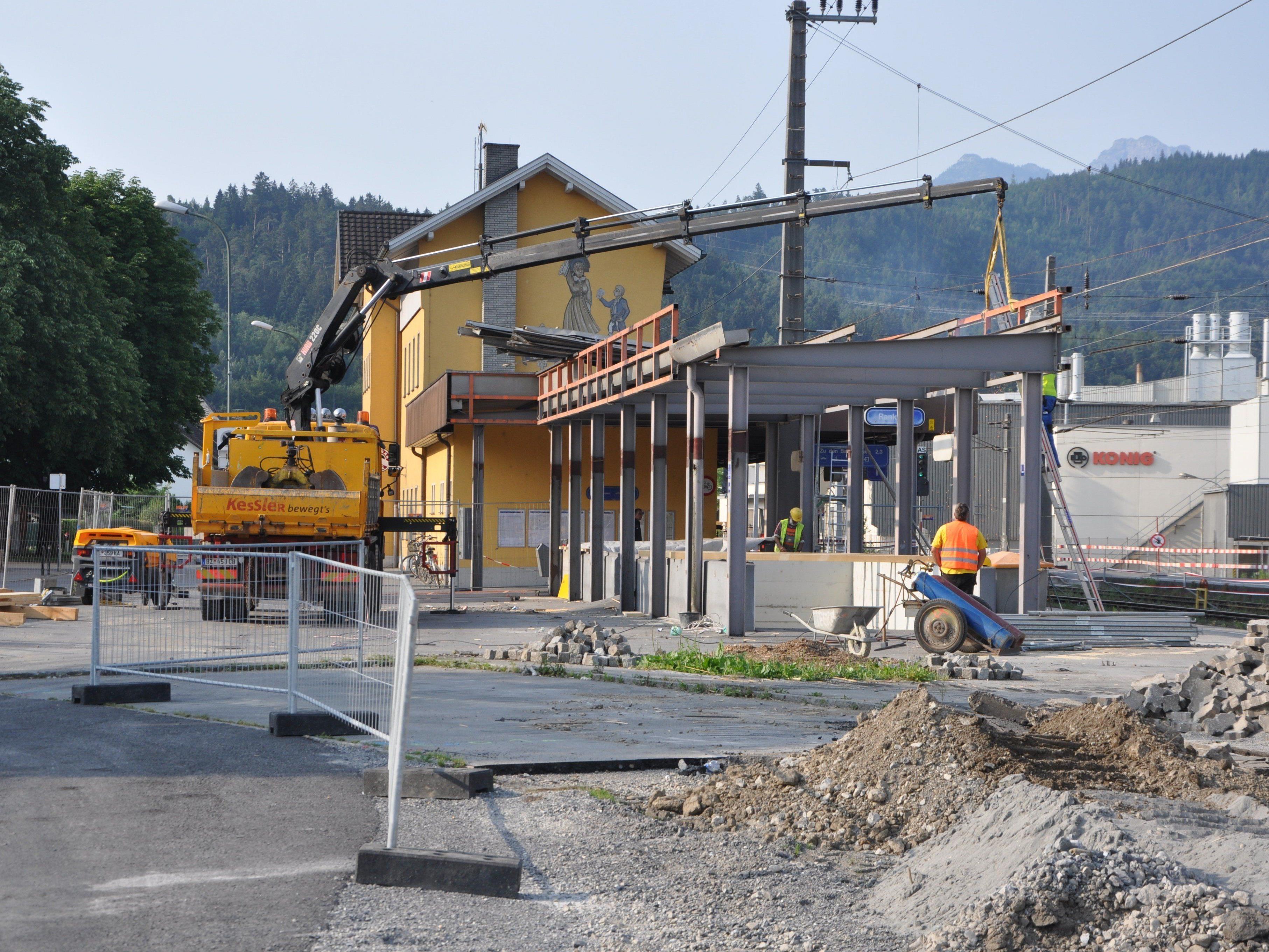 Die Bau- und Abbrucharbeiten beim Bahnhof Rankweil gehen zügig voran.