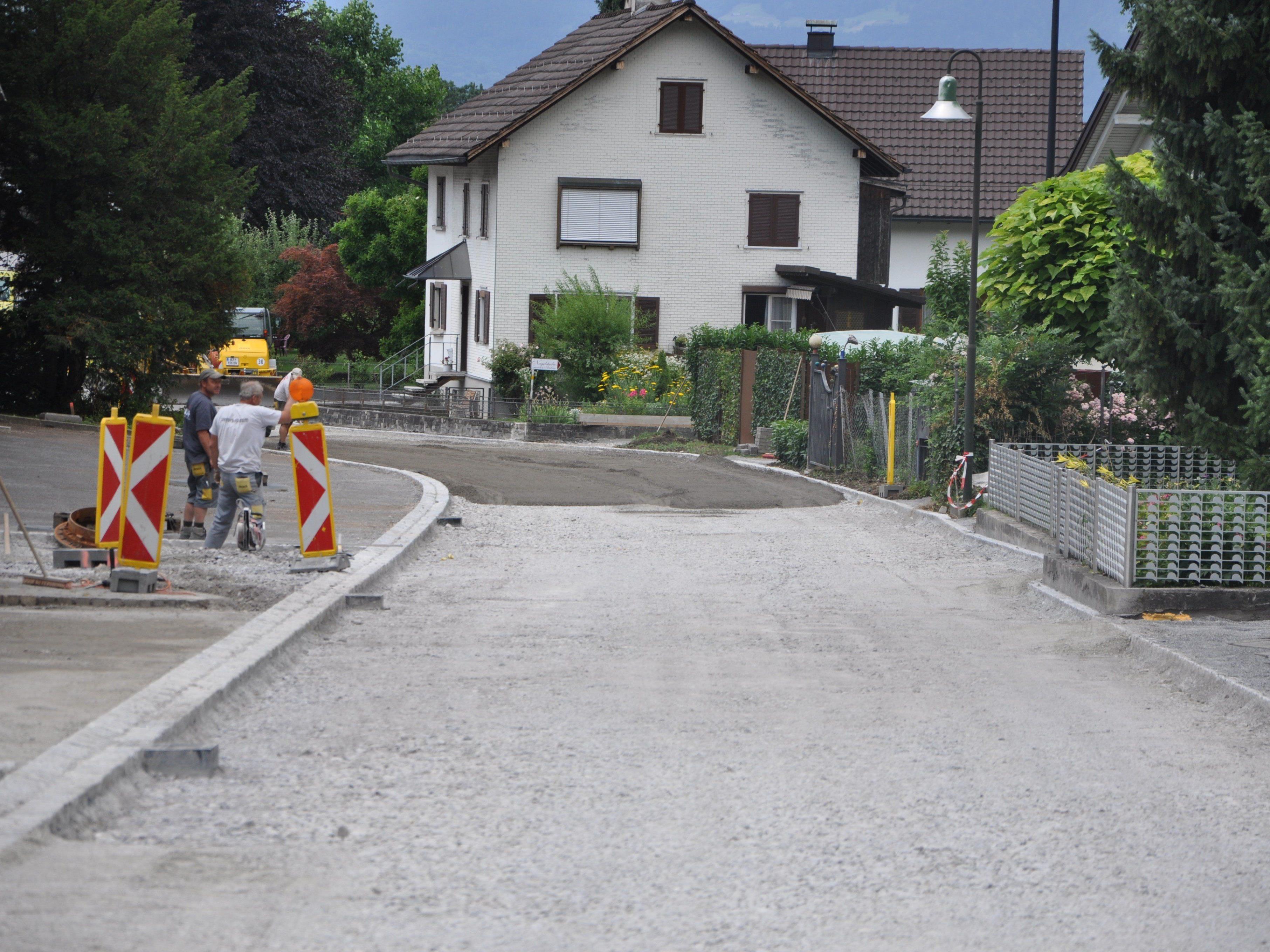 Die Bauabschnitte 1 und 2 des Projektes an der Frutzstrasse erhalten in der kommenden Woche den Asphaltbelag.