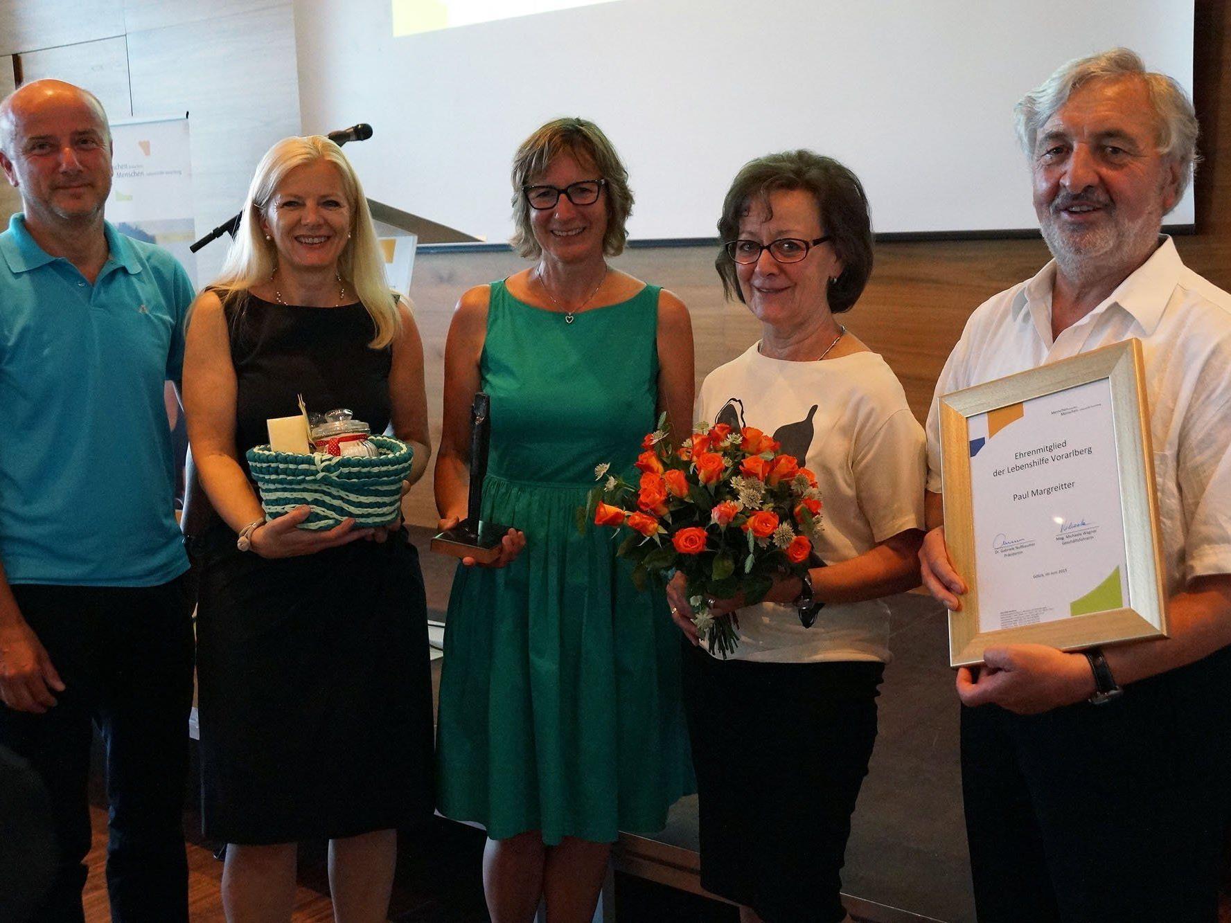 v.li.: Raimund Frick, Michaela Wagner, Gabriele Nußbaumer sowie Herma und Paul Margreitter, der die  Ehrenmitgliedschaft der Lebenshilfe Vorarlberg verliehen bekam. 