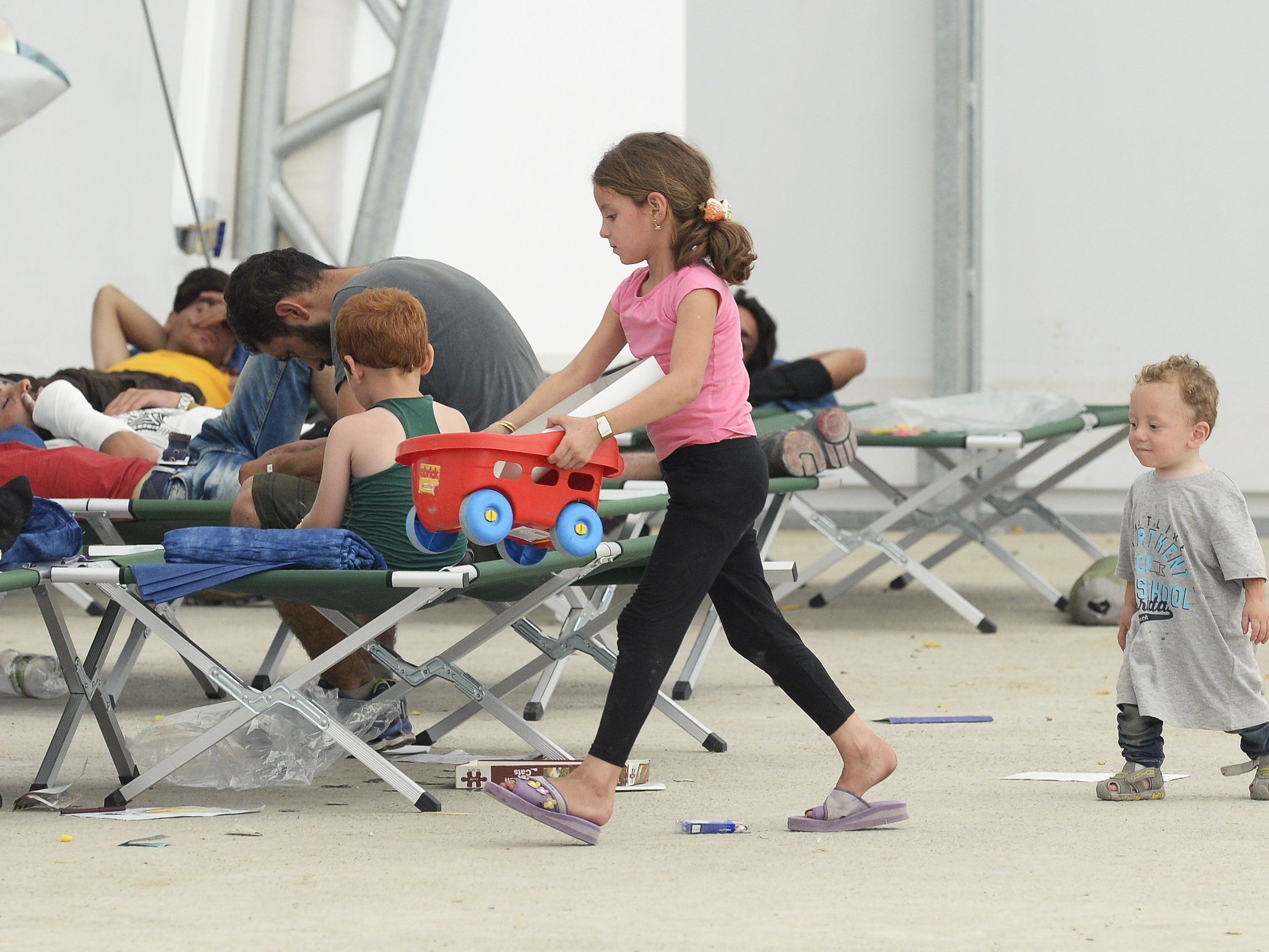 Statt Zeltstätten sind Kasernen und Klöster als als Unterkünfte für Flüchtlinge schon länger im Gespräch. Statt Zeltstätten sind Kasernen und Klöster als als Unterkünfte für Flüchtlinge schon länger im Gespräch.