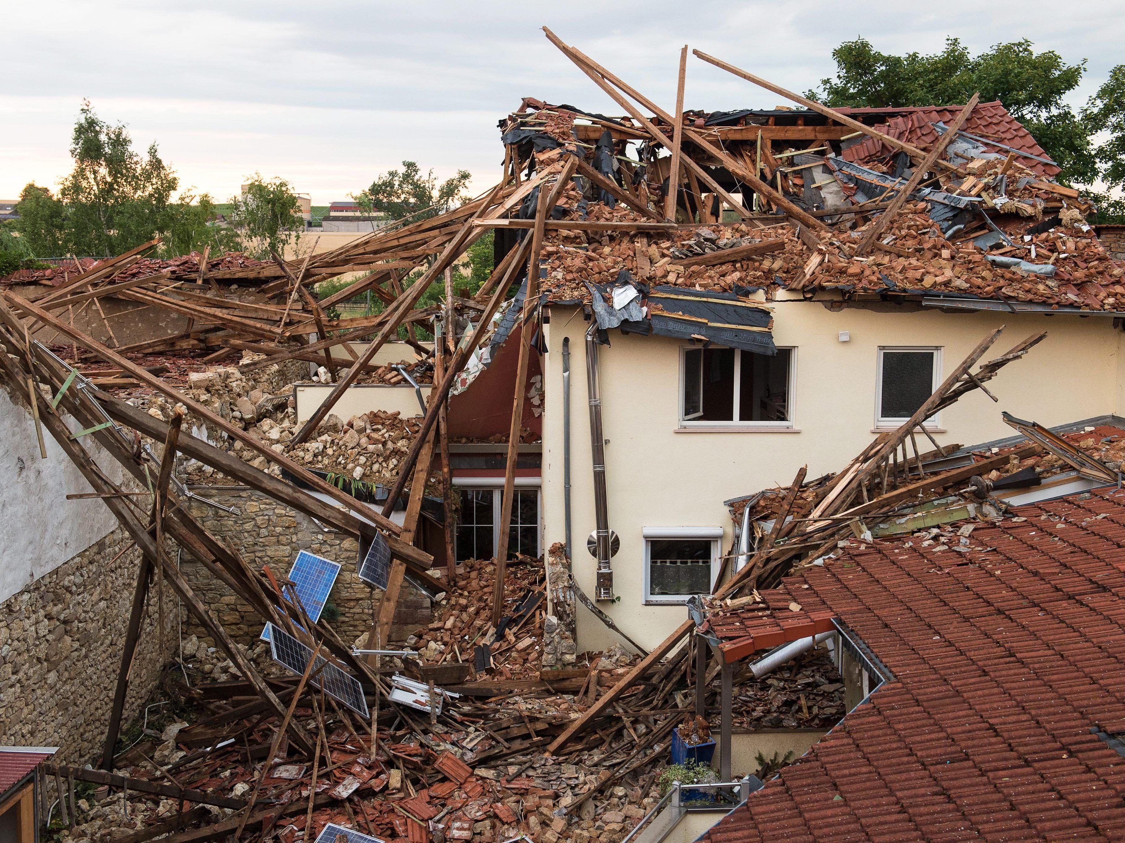 Mehrere Dutzend Häuser sind zum Teil schwer beschädigt.