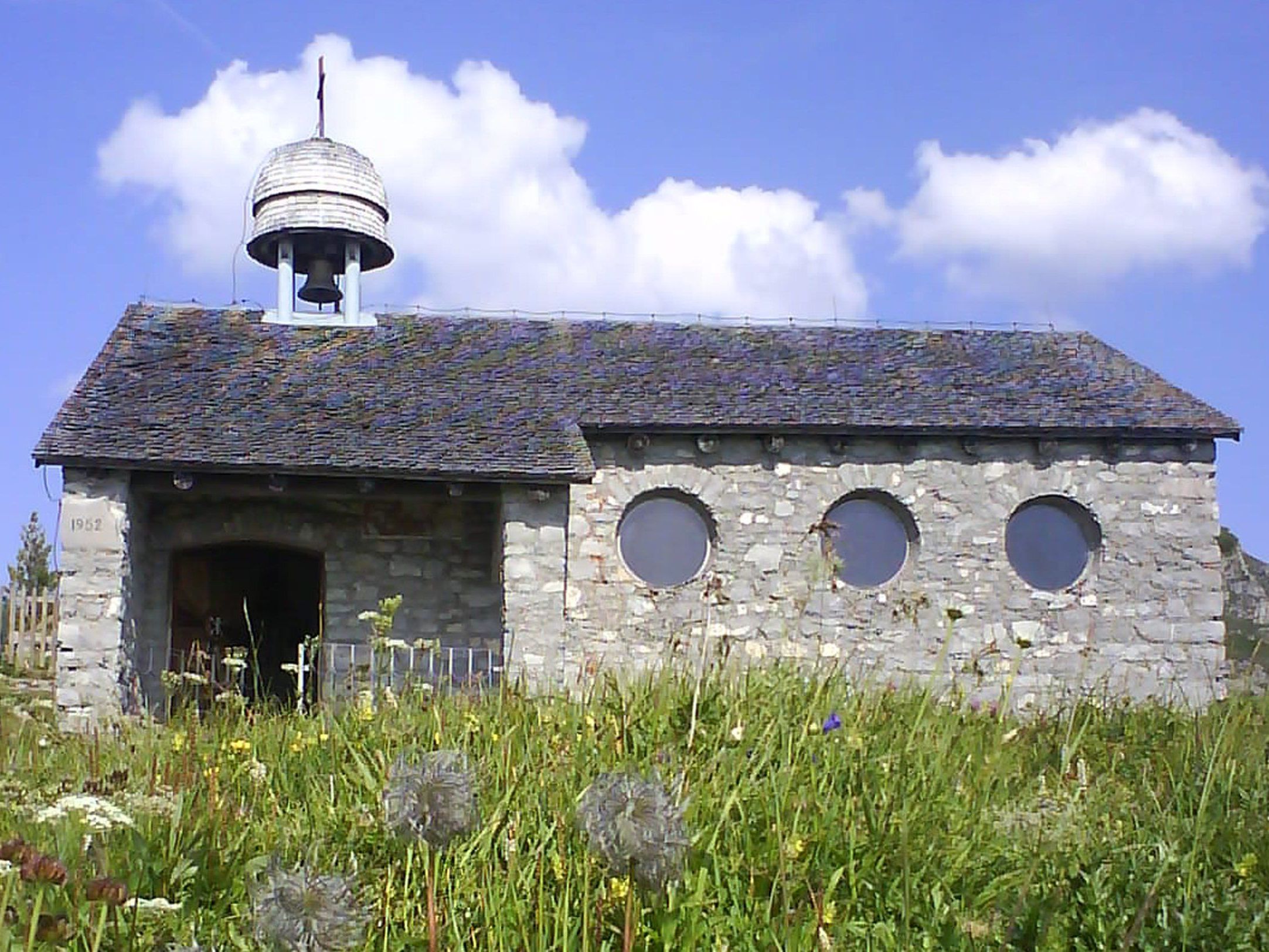 Das Dach und der Glockentrum der Freschenkapelle muß dringend saniert werden.