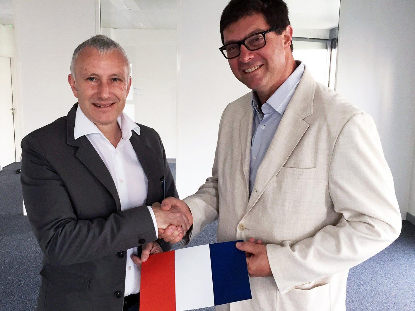 Jürgen Rainalter, CEO von Getzner Werkstoffe (links) und Frédéric Caffin, Geschäftsführer von Getzner Frankreich, setzen in Frankreich gemeinsam Maßnahmen gegen Vibrationen und Lärm.