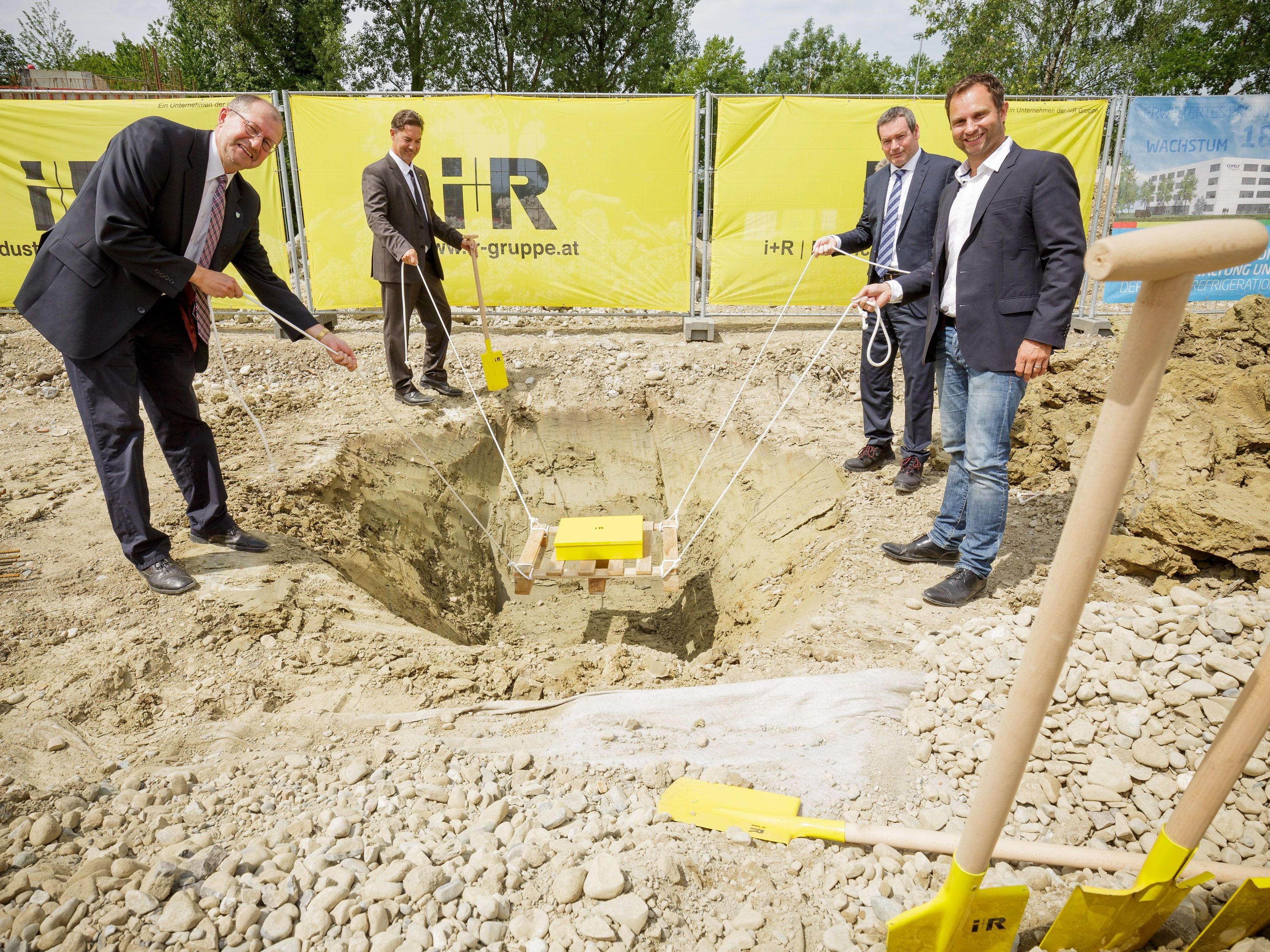 Setzten traditionell den Grundstein für das neue Verwaltungs- und Produktionsgebäude der Cofely Refrigeration in Lindau: Oberbürgermeister Gerhard Ecker, Alexander Stuchly (i+R), Jochen Hornung (Cofely) und Patrick Meier (i+R). Setzten traditionell den Grundstein für das neue Verwaltungs- und Produktionsgebäude der Cofely Refrigeration in Lindau: Oberbürgermeister Gerhard Ecker, Alexander Stuchly (i+R), Jochen Hornung (Cofely) und Patrick Meier (i+R).