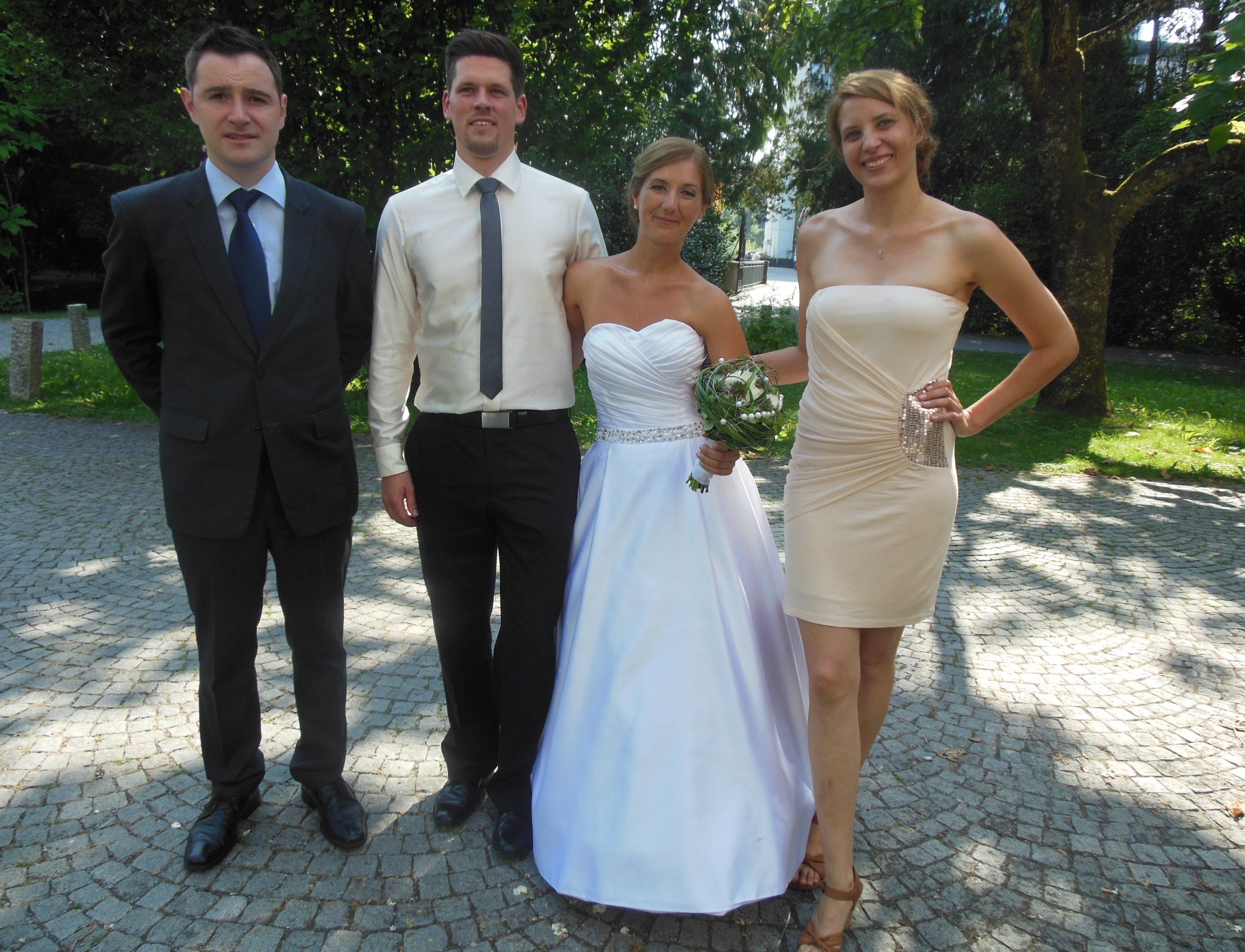 Das glückliche Paar mit den Trauzeugen. Das glückliche Paar mit den Trauzeugen.