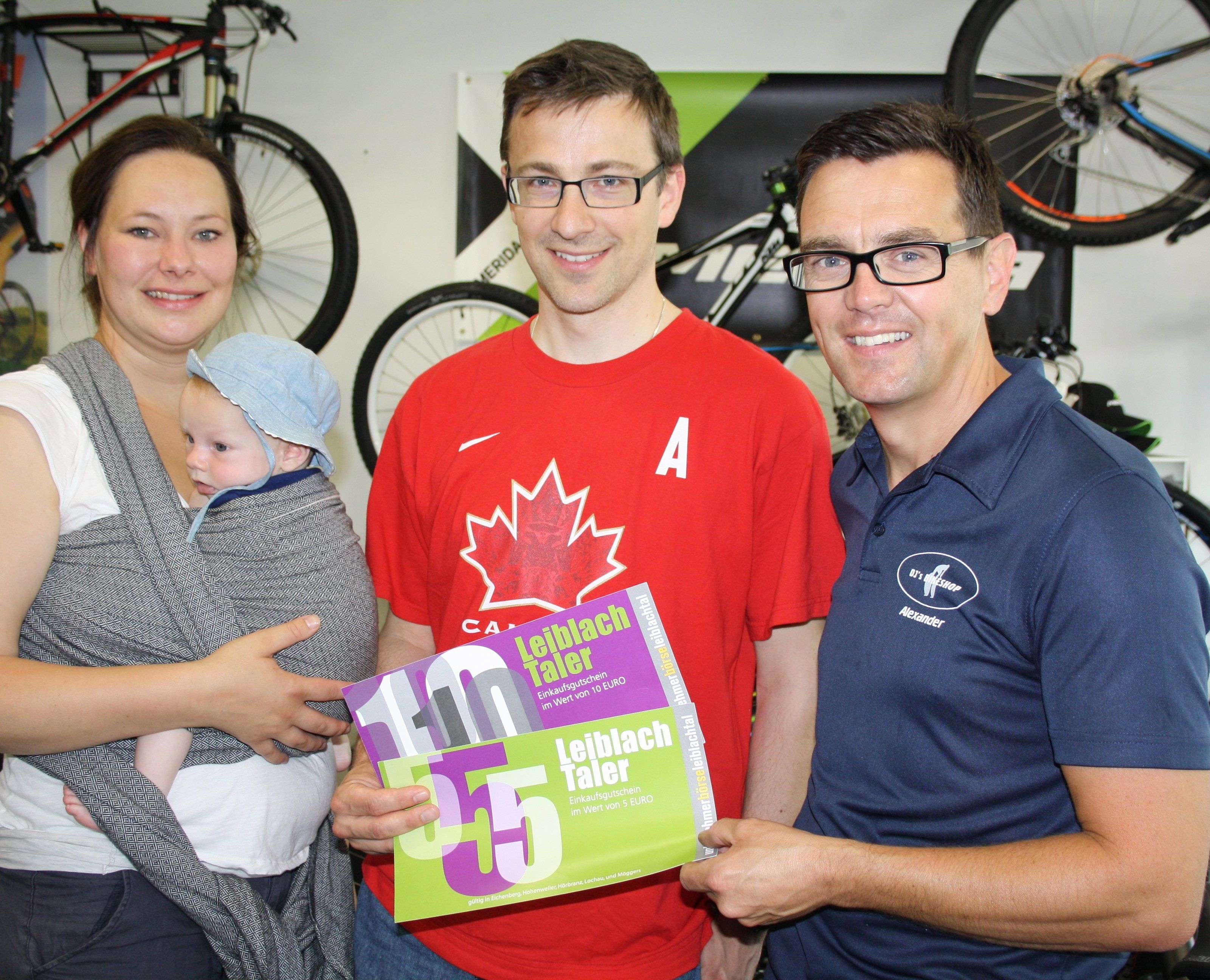 Sarah und Johannes Längle mit dem kleinen Valentin im „DJ´s Bikeshop“ bei Alexander Mais im Hörbranzer Ortszentrum. Sarah und Johannes Längle mit dem kleinen Valentin im „DJ´s Bikeshop“ bei Alexander Mais im Hörbranzer Ortszentrum.