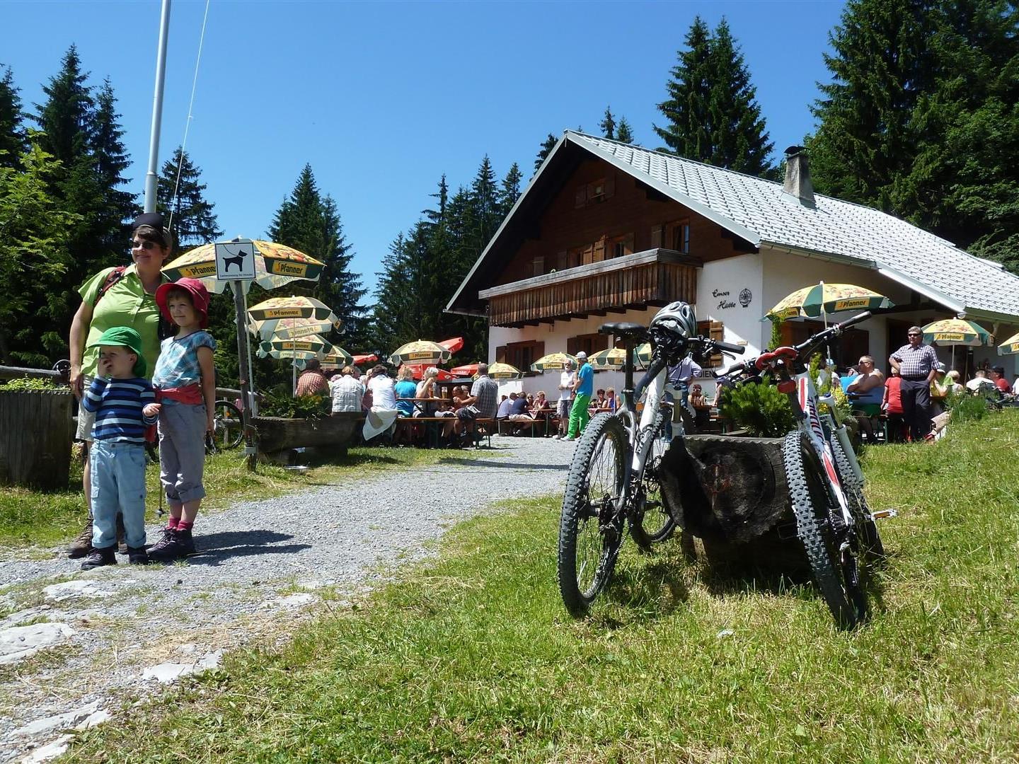 Die Wanderer und Biker der Naturfreunde bei der Hohenemser Hütte