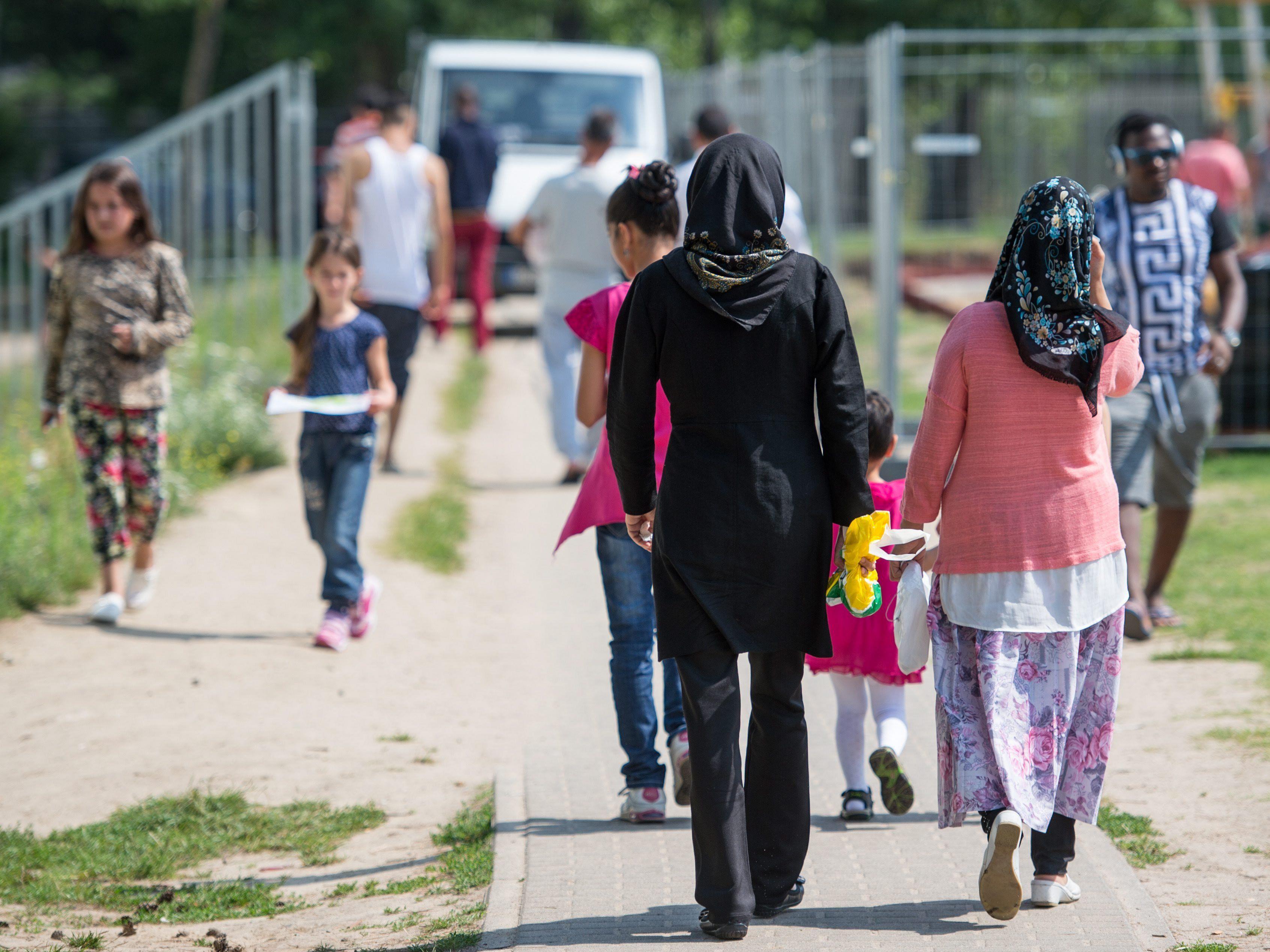 Für Asylwerber aus sicheren Herkunftsländern will Union deutliche Verringerung - SPD dagegen.