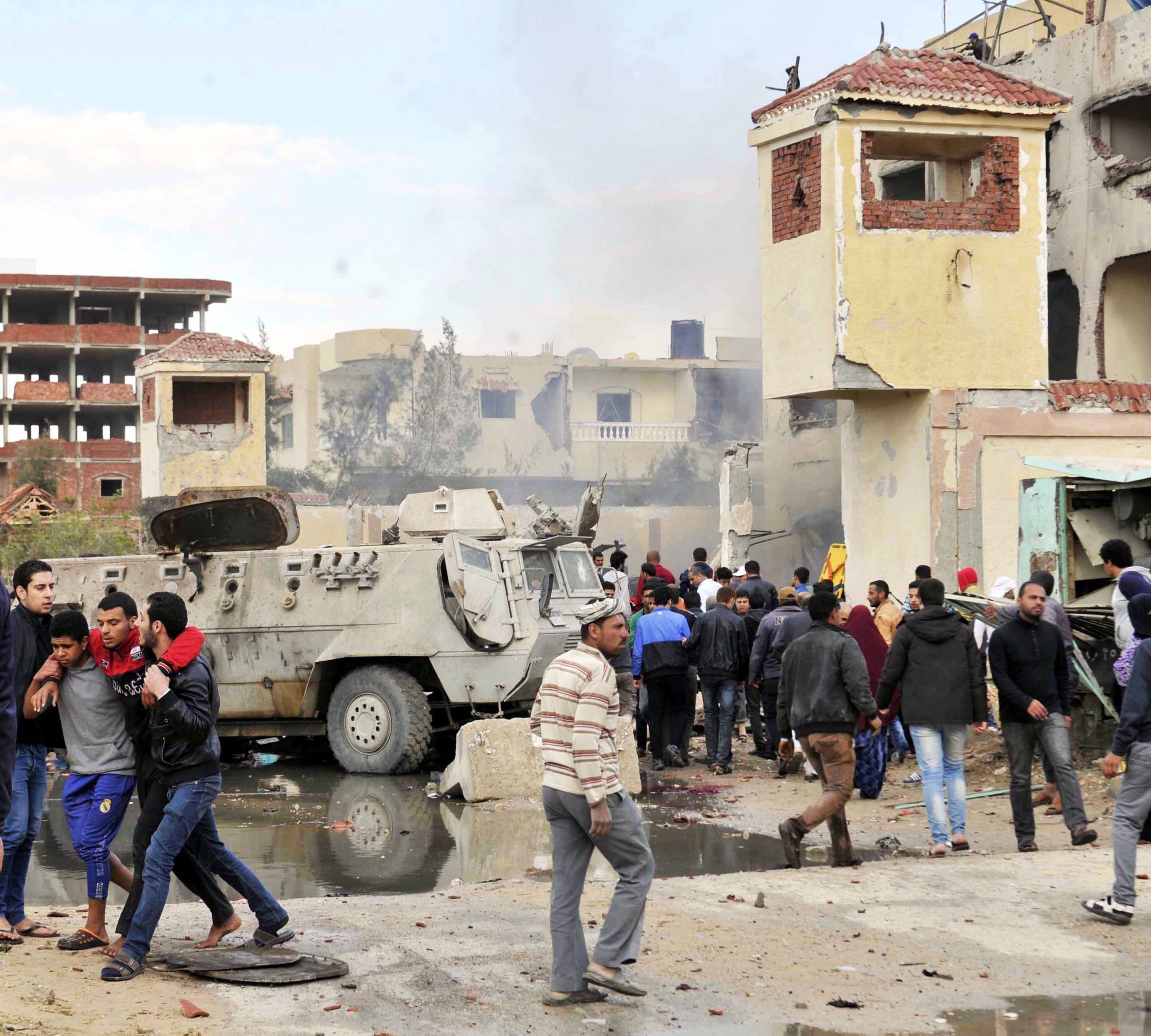 Mindestens 36 Soldaten und Zivilisten und 38 Angreifer getötet. Mindestens 36 Soldaten und Zivilisten und 38 Angreifer getötet.