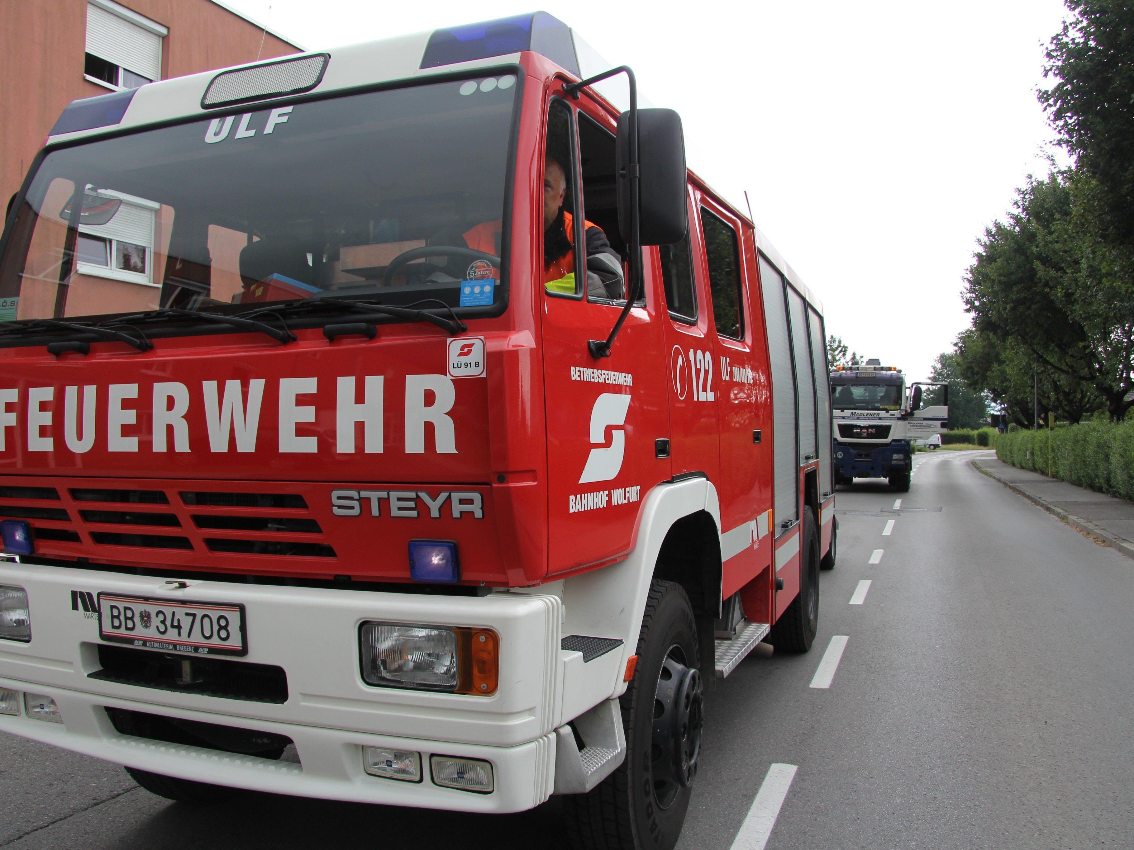 Neben dem Feuerwehrhaus Latschau fing ein Auto Feuer.