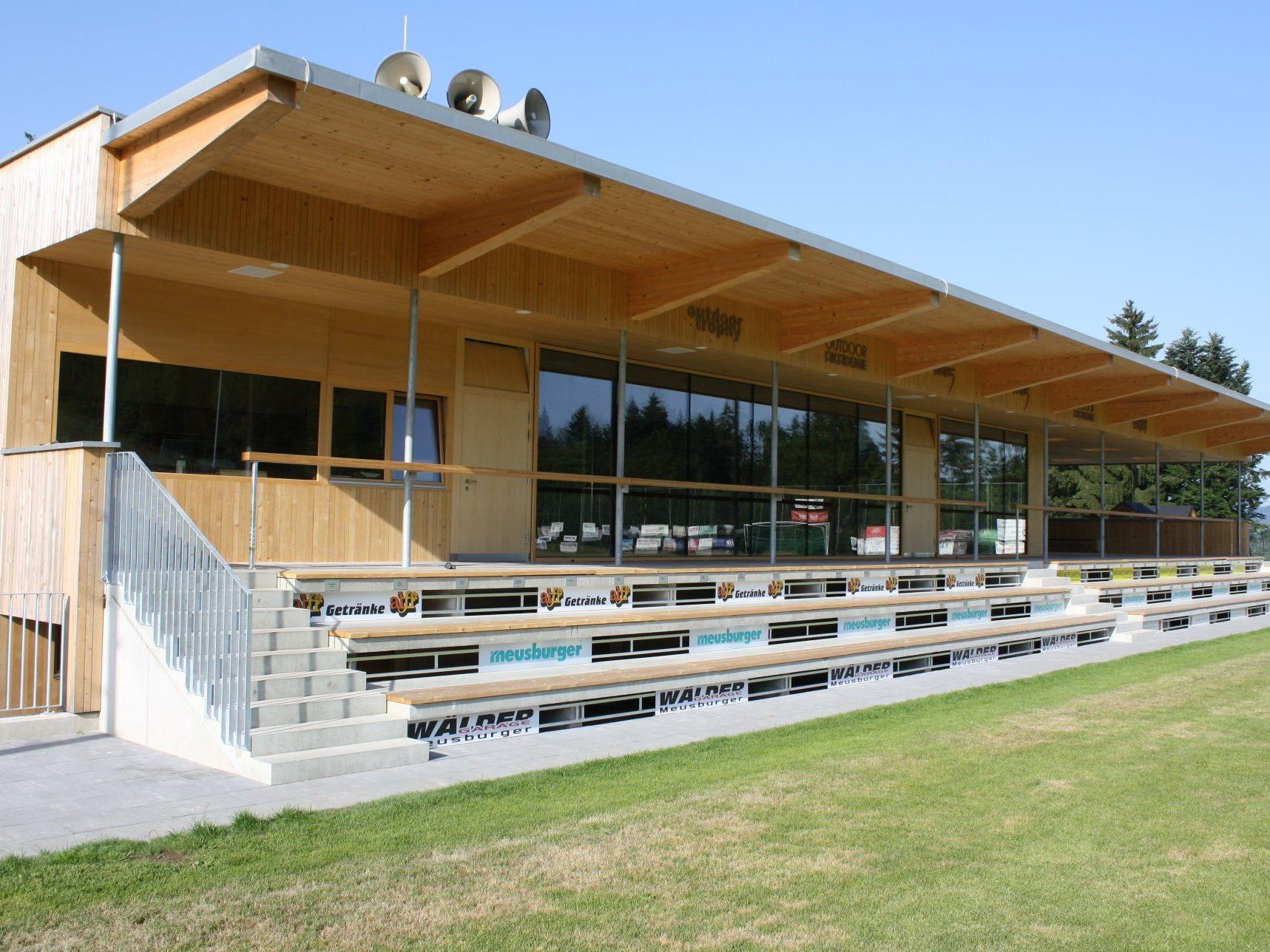 Das Lingenauer Clubheim besticht mit seiner schlichten, modernen Architektur und bietet beste Fußball-Infrastruktur.