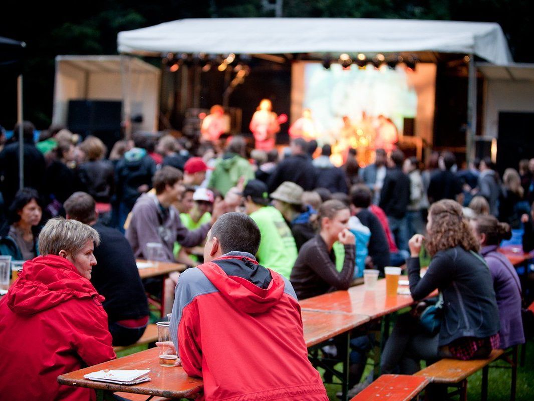 Ein kleines Familienfest mit Internationalen Künstlern soll das Jubiläum des Open-Hair-Festivals werden.l Ein kleines Familienfest mit Internationalen Künstlern soll das Jubiläum des Open-Hair-Festivals werden.l