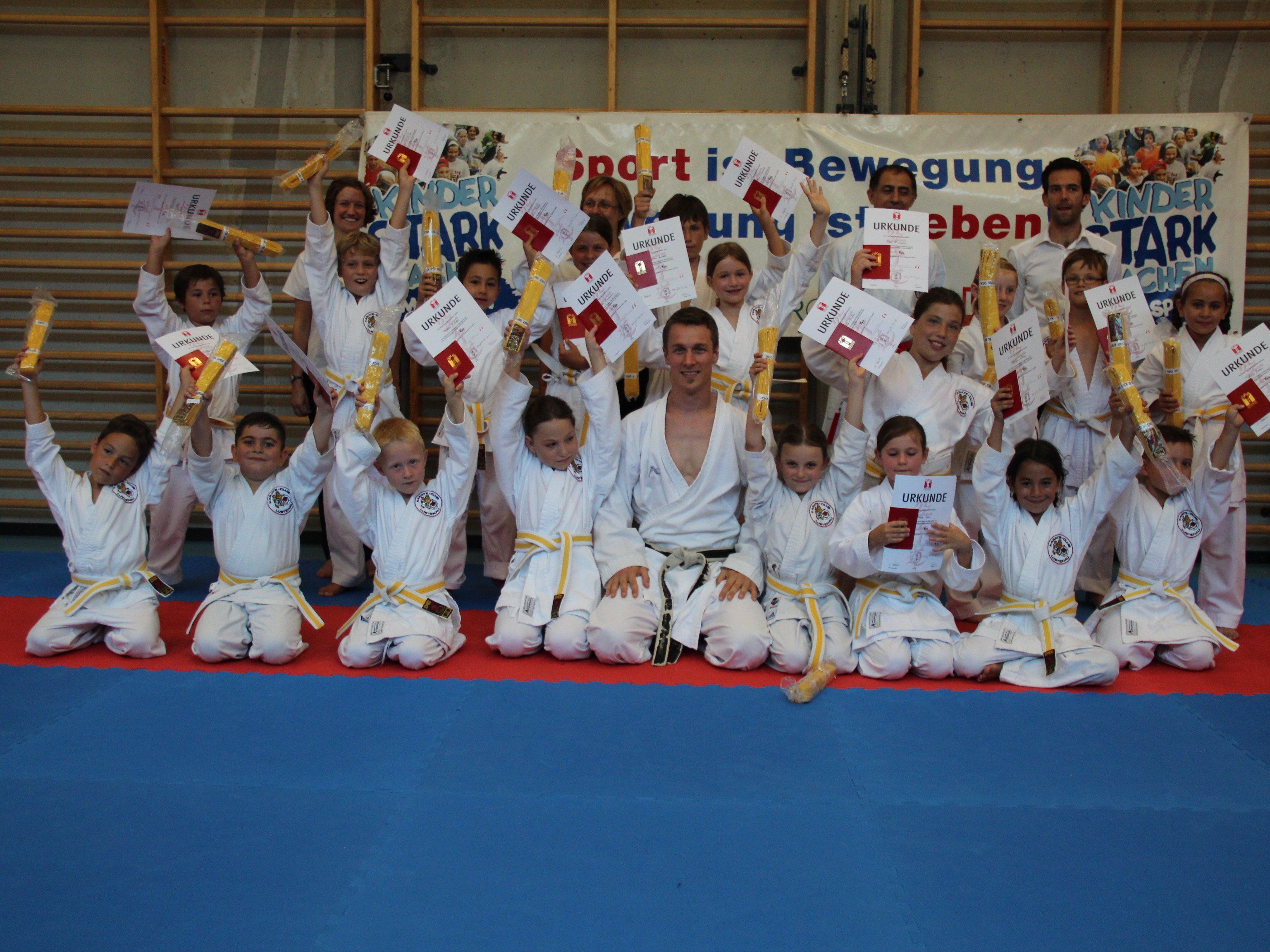 Alle Prüflinge des letztjährigen Anfängerkurses haben bestanden und sind stolze Besitzer des Gelbgurt. Bildmitte: Trainer Emanuel Riedmann. Alle Prüflinge des letztjährigen Anfängerkurses haben bestanden und sind stolze Besitzer des Gelbgurt. Bildmitte: Trainer Emanuel Riedmann.