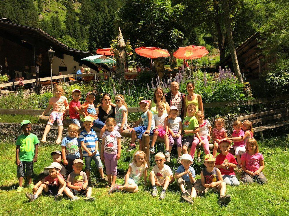 Harry Prünster mit den Kindern des Kindergarten Silbertal nach den Drehaufnahmen im Fellimännle