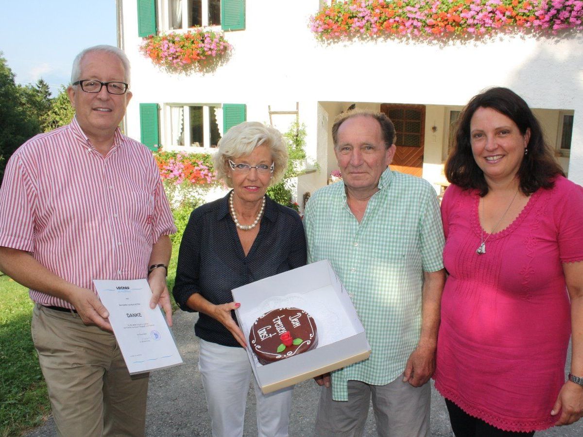 Gästeehrung auf dem Bauernhof der Familie Kaufmann in Lochau am Bodensee: Bürgermeister Michael Simma, Bernadette und Rolf Keiter sowie Zimmervermieterin Elisabeth Kaufmann. Gästeehrung auf dem Bauernhof der Familie Kaufmann in Lochau am Bodensee: Bürgermeister Michael Simma, Bernadette und Rolf Keiter sowie Zimmervermieterin Elisabeth Kaufmann.