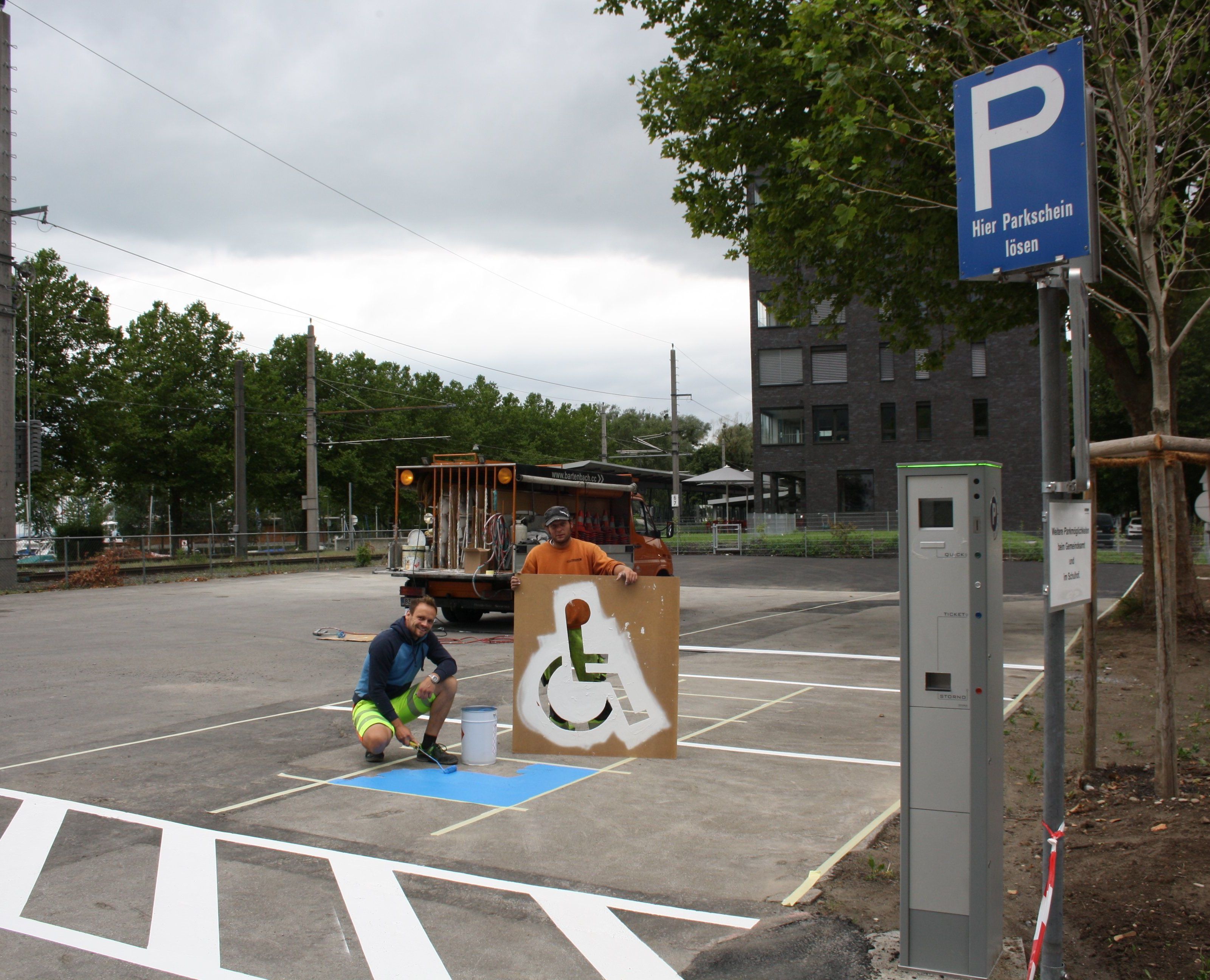 Auf dem neuen gemeindeeigenen Stellwerk-Parkplatz am Bahnhof Lochau gibt es nach den entsprechenden Adaptierungsarbeiten nun rund 50 weitere bewirtschaftete Parkplätze. Auf dem neuen gemeindeeigenen Stellwerk-Parkplatz am Bahnhof Lochau gibt es nach den entsprechenden Adaptierungsarbeiten nun rund 50 weitere bewirtschaftete Parkplätze.