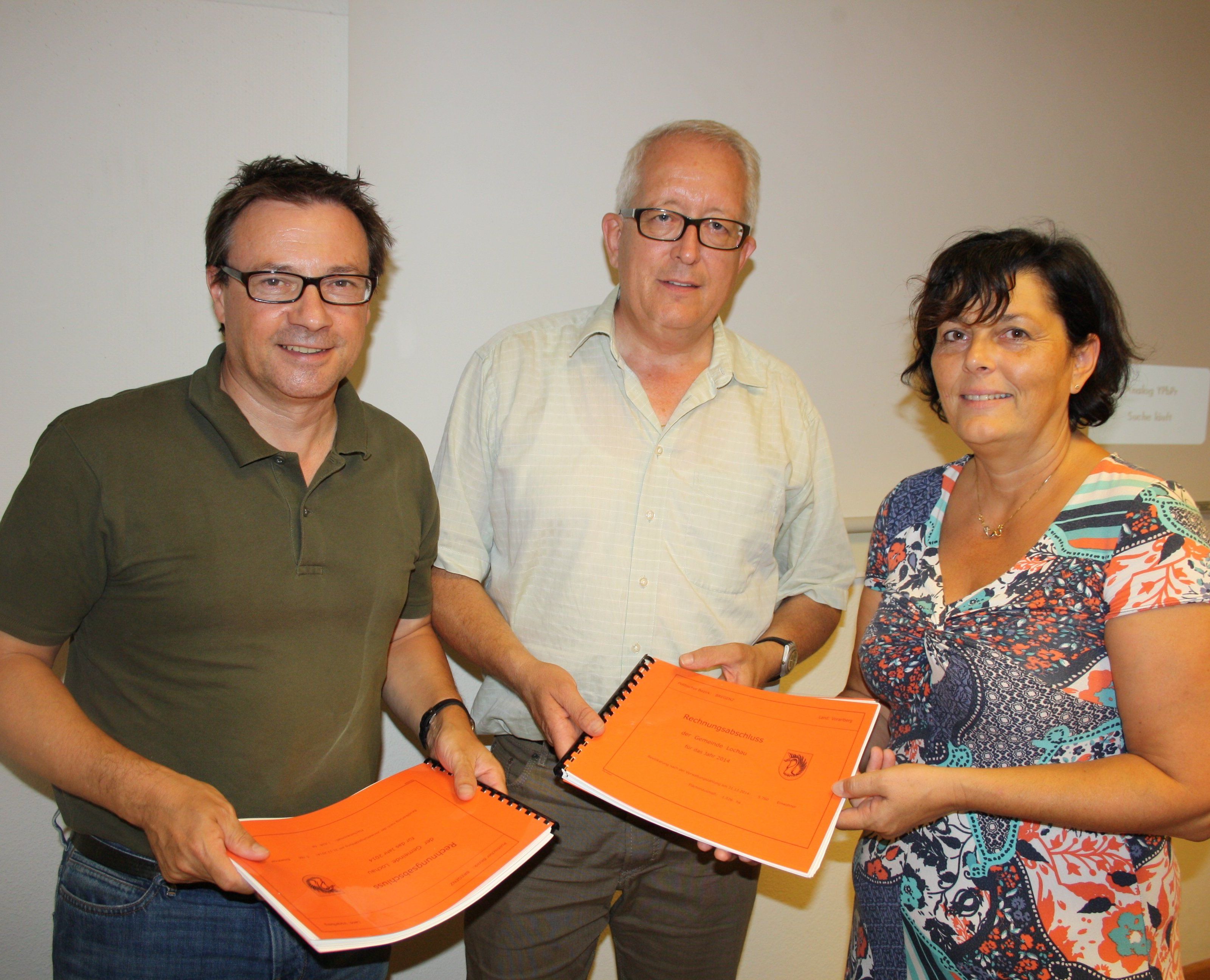 BU: Vizebürgermeister Christophorus Schmid, Bürgermeister und Finanzreferent Michael Simma sowie Aurelia Hutter als Leiterin der Finanzverwaltung der Gemeinde Lochau. BU: Vizebürgermeister Christophorus Schmid, Bürgermeister und Finanzreferent Michael Simma sowie Aurelia Hutter als Leiterin der Finanzverwaltung der Gemeinde Lochau.