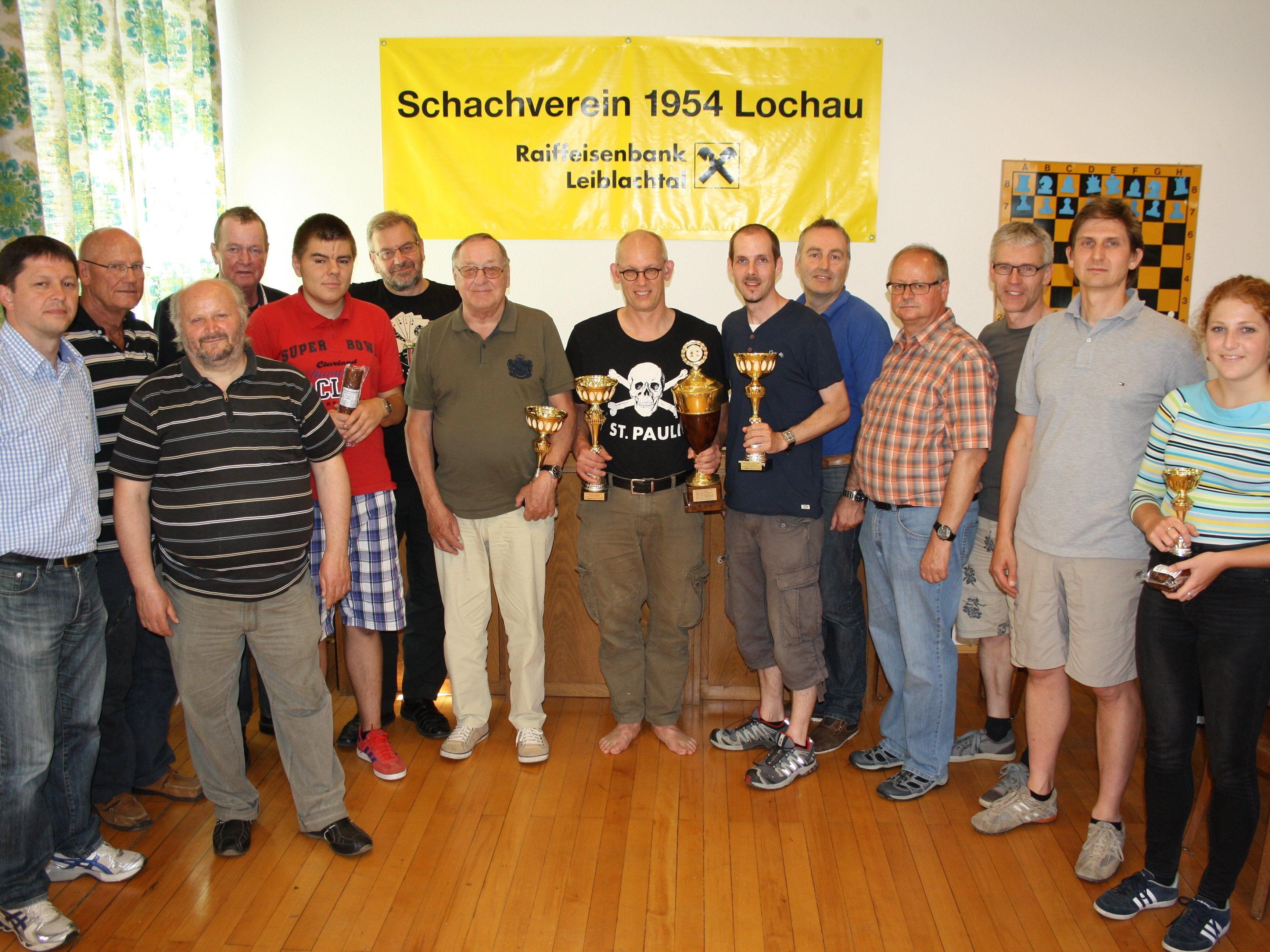 Die erfolgreichen „Finisher“ des 8. Lochauer Schach-Triathlons des Schachvereines 1954 RAIBA Lochau im Klublokal im Vereinshaus „Alte Schule“.