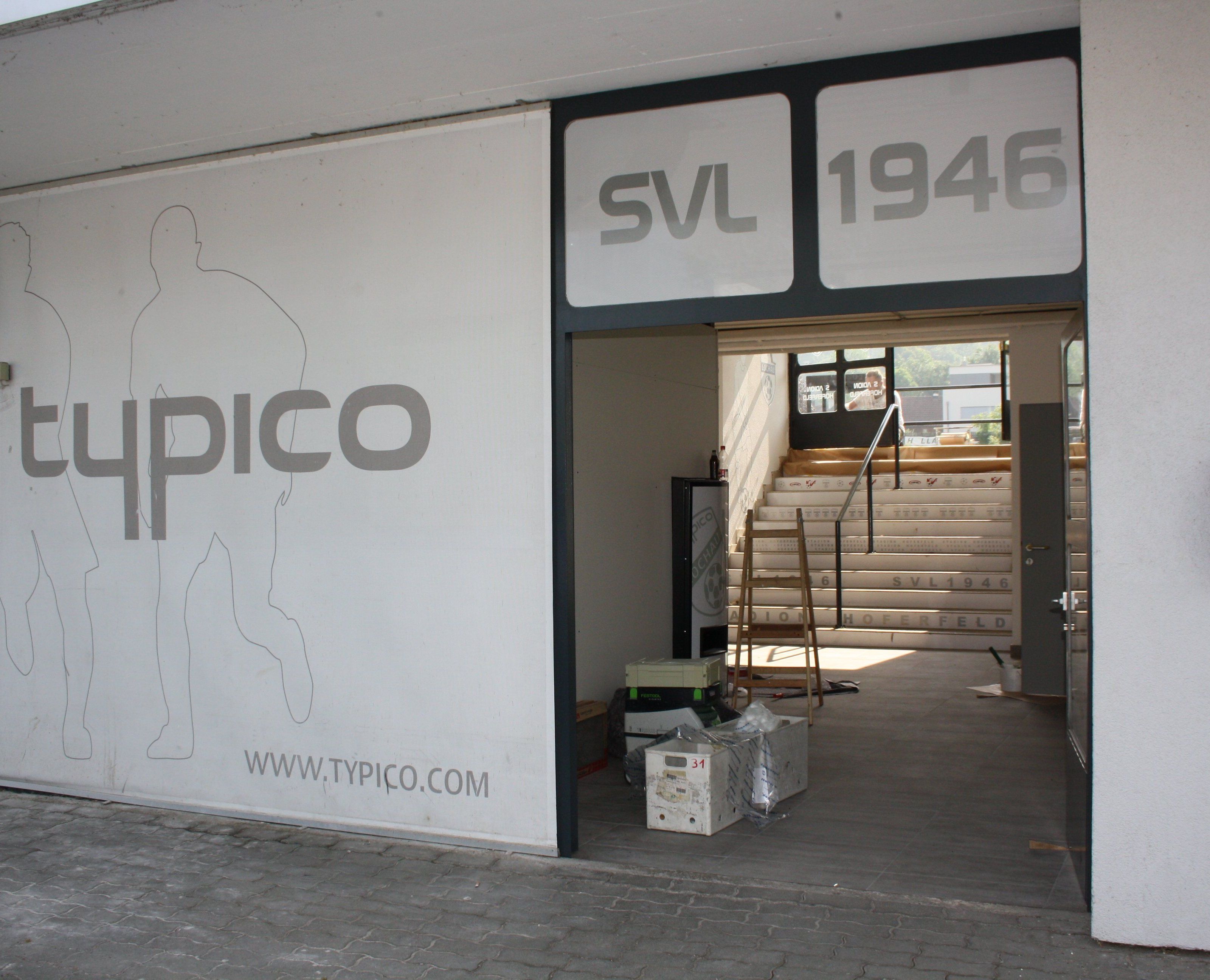 Im Sportheim Hoferfeld wird das gesamte Erdgeschoß in zwei Bauetappen saniert und neu instandgesetzt. Im Sportheim Hoferfeld wird das gesamte Erdgeschoß in zwei Bauetappen saniert und neu instandgesetzt.