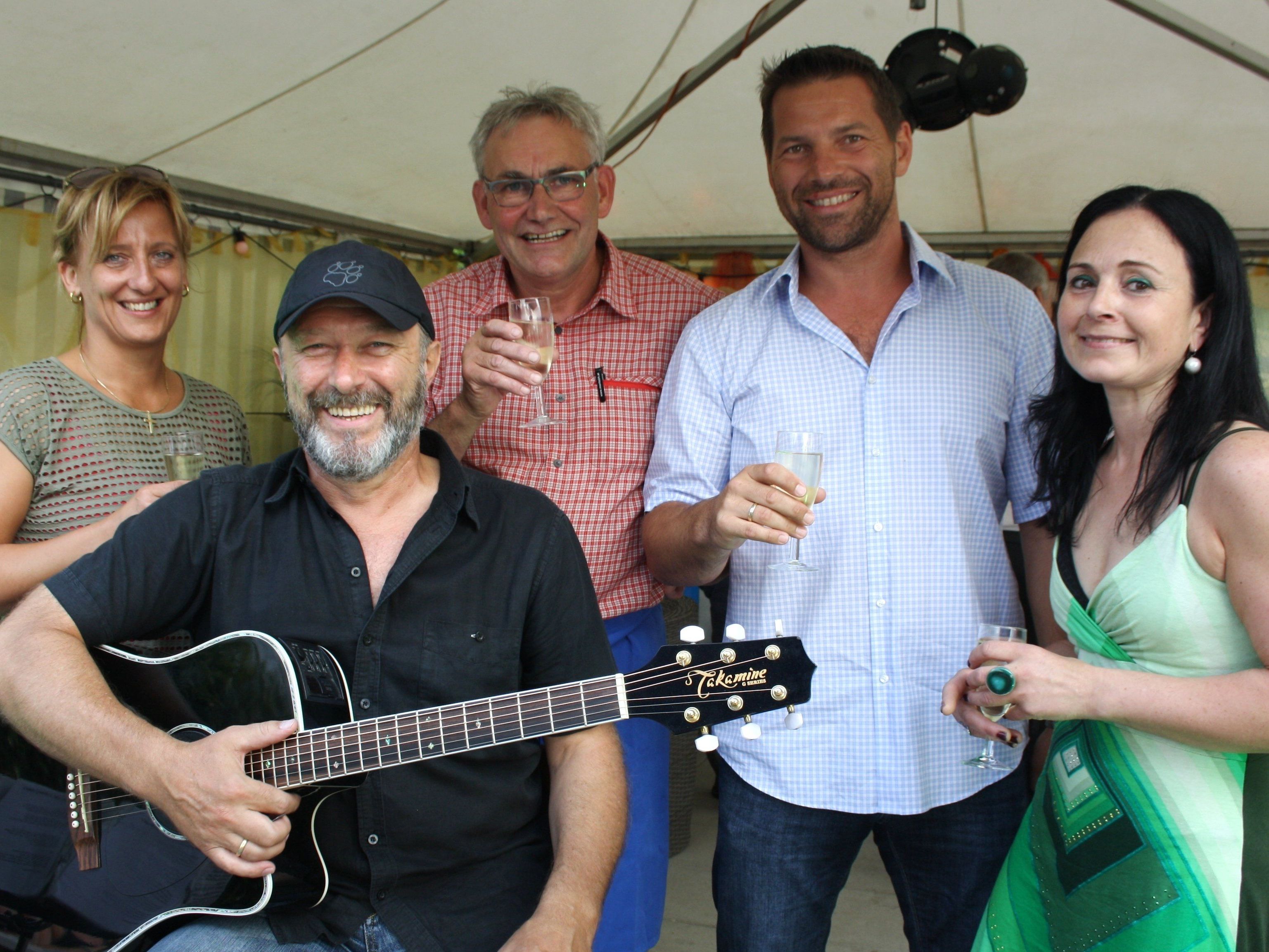 Musik, Kulinarium und Seegenuss: Bianca Igl, „Mooses“, Gastgeber „Treff am See“-Wirt Jürgen Hehle, Joachim Igl und Unternehmerbörse-Leiblachtal-Obfrau Veronika Matt, von links. Musik, Kulinarium und Seegenuss: Bianca Igl, „Mooses“, Gastgeber „Treff am See“-Wirt Jürgen Hehle, Joachim Igl und Unternehmerbörse-Leiblachtal-Obfrau Veronika Matt, von links.