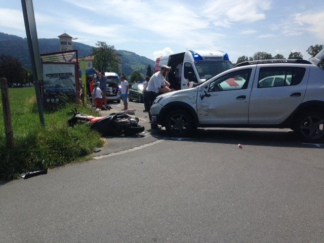 Die beiden Fahrzeuge kollidierten seitlich.