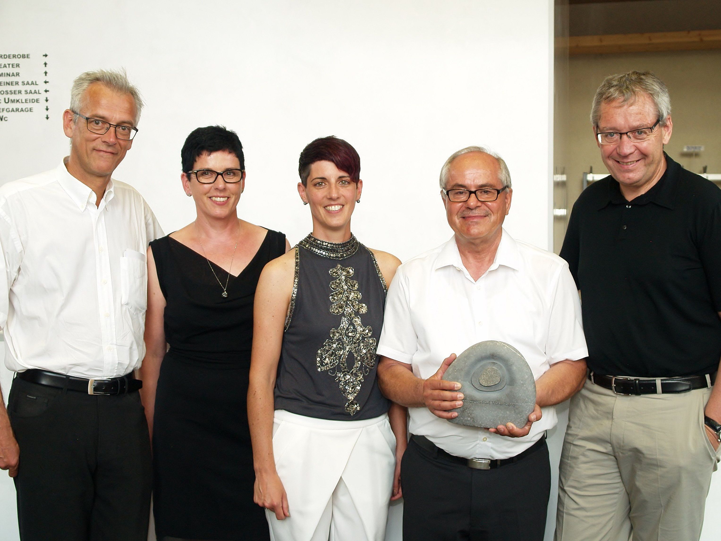 Energieinstituts Geschäftsführer Josef Burtscher, Mitarbeiterin Edith Hämmerle, Susanna Ajkovic, Kurt Hämmerle und Landesstatthalter Karlheinz Rüdisser bei den Feierlichkeiten. Energieinstituts Geschäftsführer Josef Burtscher, Mitarbeiterin Edith Hämmerle, Susanna Ajkovic, Kurt Hämmerle und Landesstatthalter Karlheinz Rüdisser bei den Feierlichkeiten.
