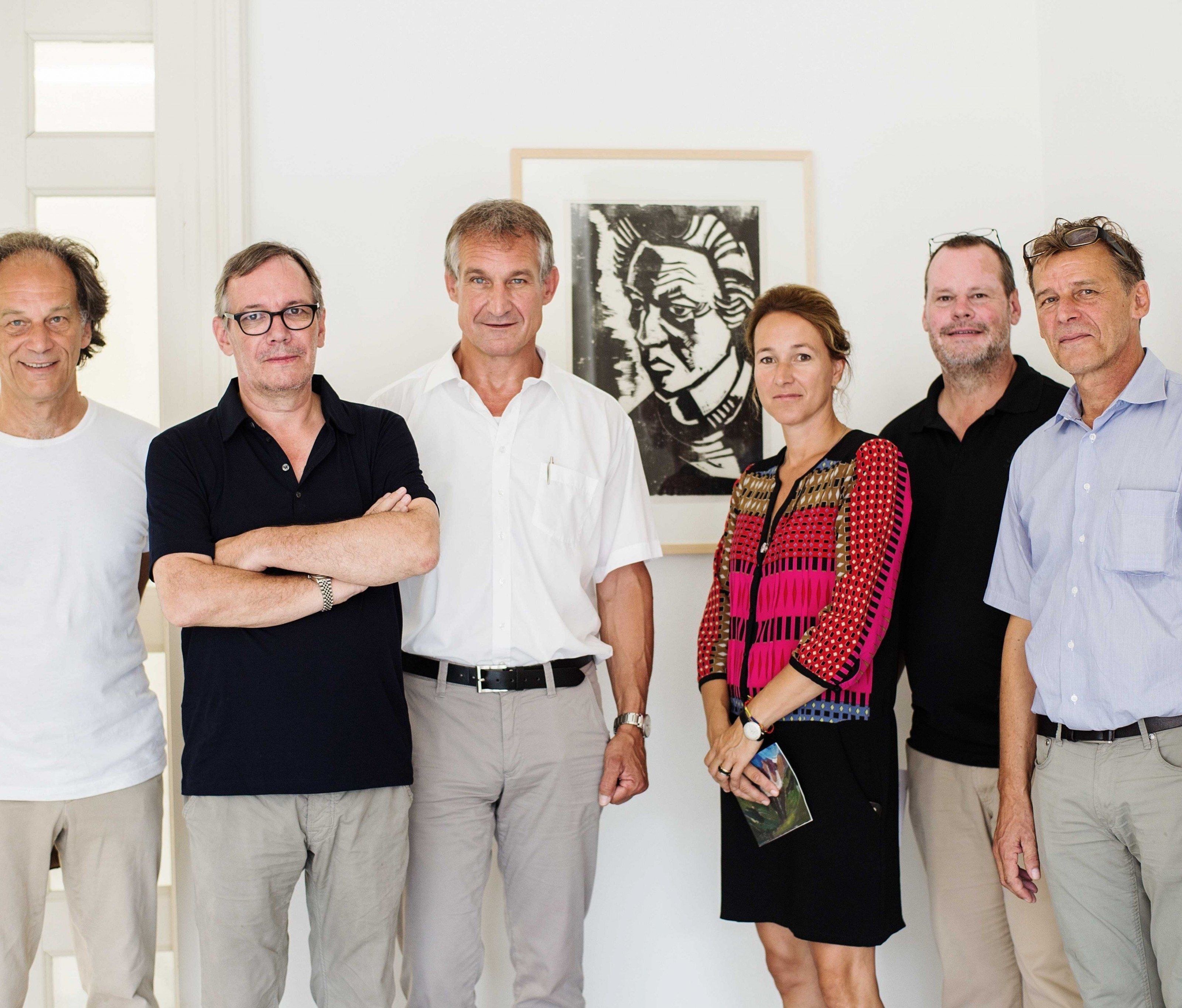 Präsentierten die Sommerausstellung der Landeshauptstadt Bregenz im Palais Thurn & Taxis: Hermann Fetz, Kulturamtsleiter Wolfgang Fetz, Bürgermeister Markus Linhart, Kulturstadträtin Judith Reichart, Kurator Thomas Schiretz und Lukas Fetz (v.l.).