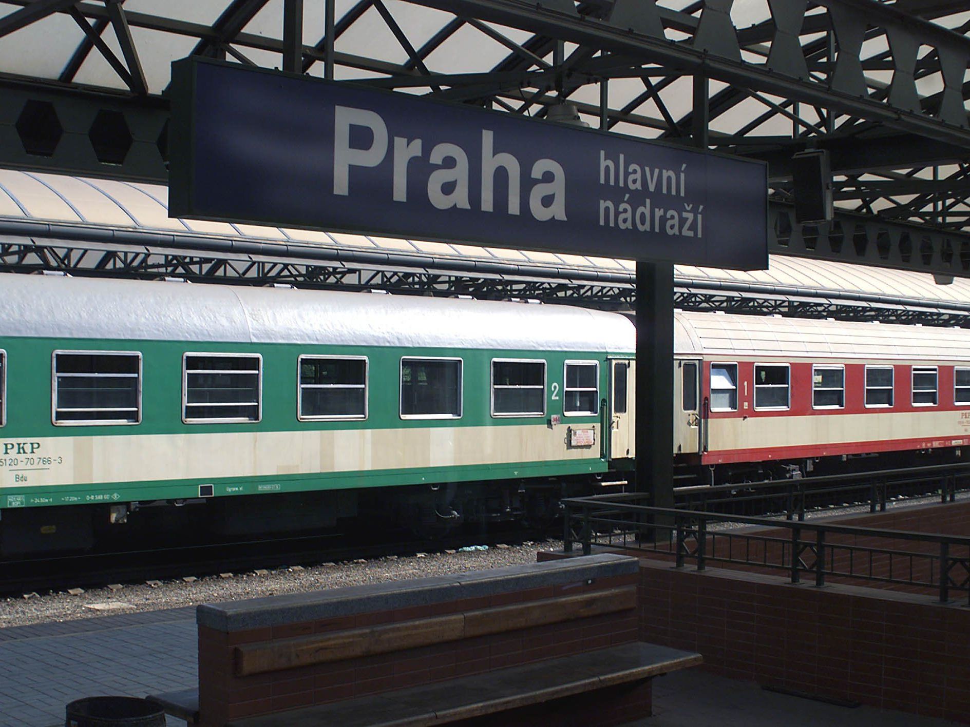 Entgleister Zug schob sich auf Bahnsteig in Prager Bahnhof Entgleister Zug schob sich auf Bahnsteig in Prager Bahnhof