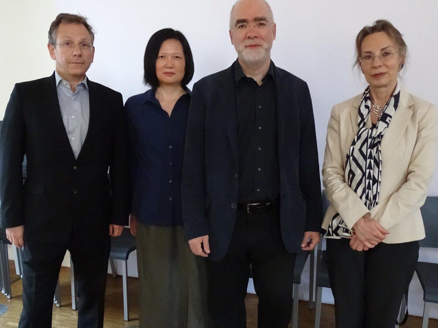Que Du Luu (2.v.l.) mit den Jurymitgliedern Doron Rabinovici, Vladimir Vertlib und Anna Mitgutsch (v.l.)