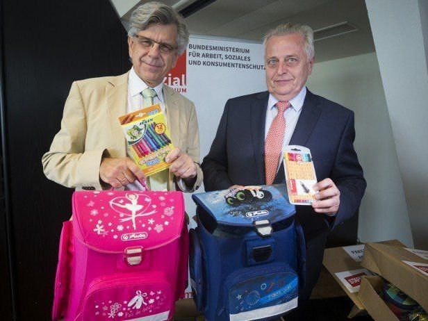 Dr. Werner Kerschbaum, Generalsekretär des ÖRK; Sozialminister Rudolf Hundstorfer bei der Pressekonferenz in Wien. Dr. Werner Kerschbaum, Generalsekretär des ÖRK; Sozialminister Rudolf Hundstorfer bei der Pressekonferenz in Wien.