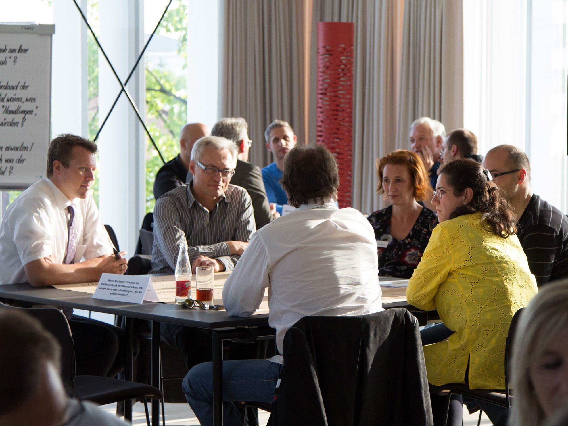 52 Kunden diskutierten beim Raiba Im Rheintal Kundenforum über die Weiterentwicklung der Kundenbetreuung.