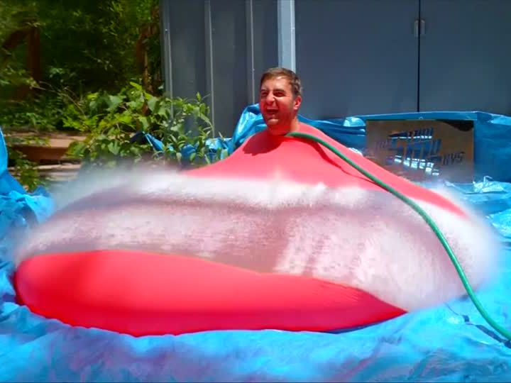 Mann in Wasserbombe wird zum Internet-Hit Mann in Wasserbombe wird zum Internet-Hit