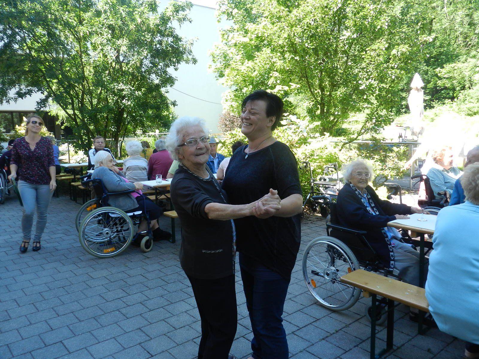 Bewohnerin Frau Erna Buda und PDL-Stellvertreterin Andrea Mildner tanzen zu alten Melodien.