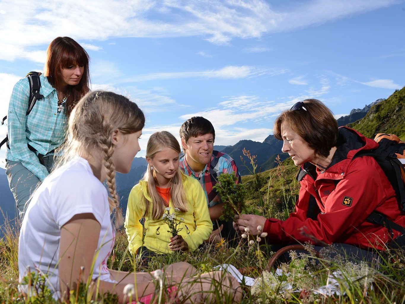 Die Kräuterwanderung ist eines der Highlights des Sommerprogramms in der Silvretta Montafon. Die Kräuterwanderung ist eines der Highlights des Sommerprogramms in der Silvretta Montafon.