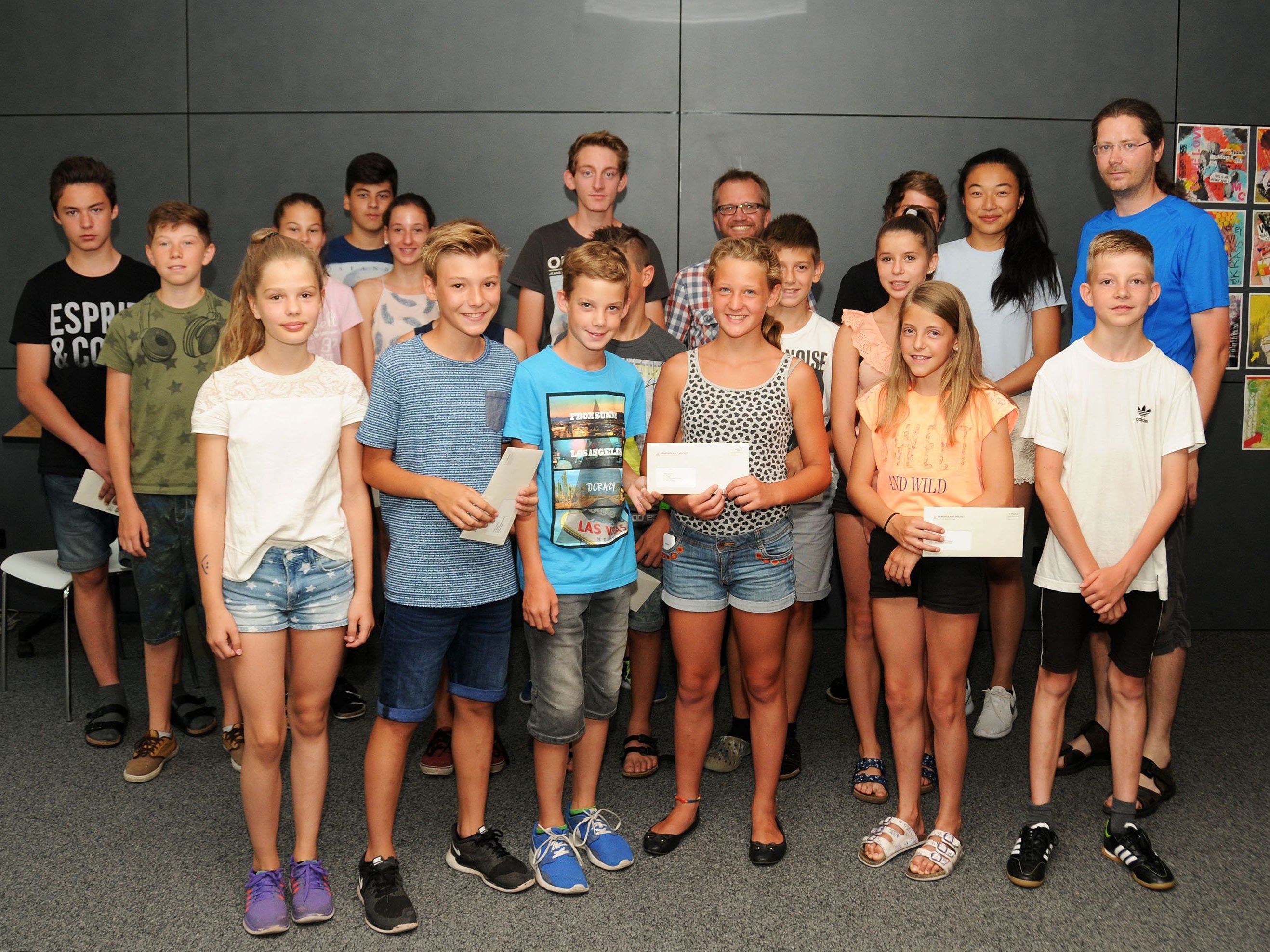 Schoolbiker-Gruppenbild mit Klassensprechern. Rechts Christoph Dörler, hinten Gemeinderat Markus Bacher. Schoolbiker-Gruppenbild mit Klassensprechern. Rechts Christoph Dörler, hinten Gemeinderat Markus Bacher.