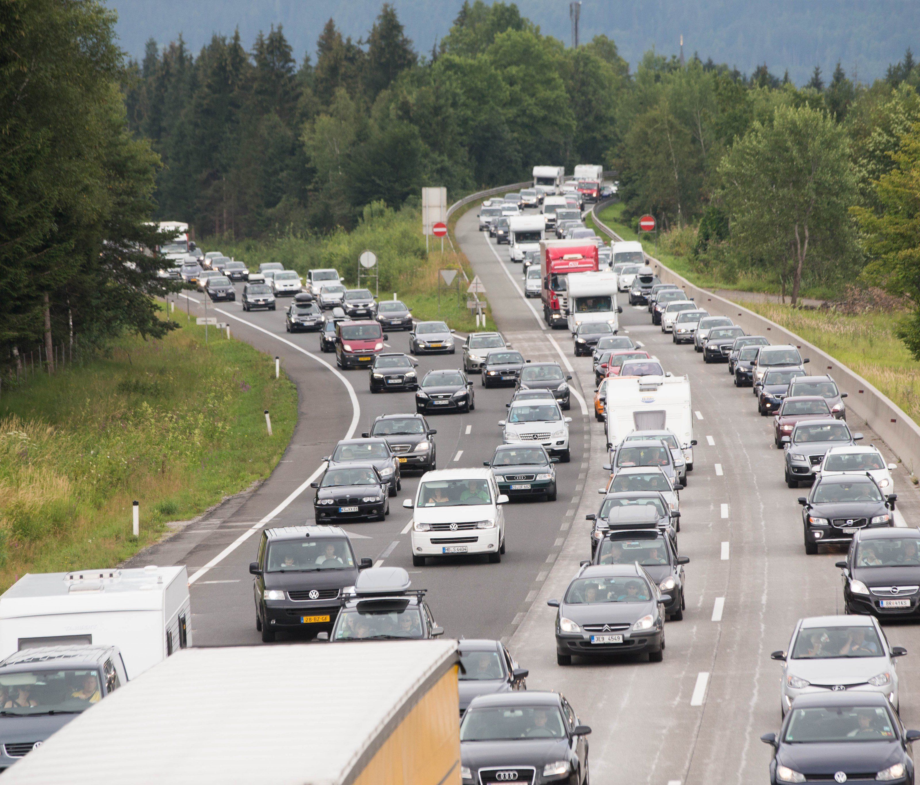 Seit der vergangenen Nacht wälzt sich wieder der Reiseverkehr von Bayern über Salzburg nach Italien. Seit der vergangenen Nacht wälzt sich wieder der Reiseverkehr von Bayern über Salzburg nach Italien.