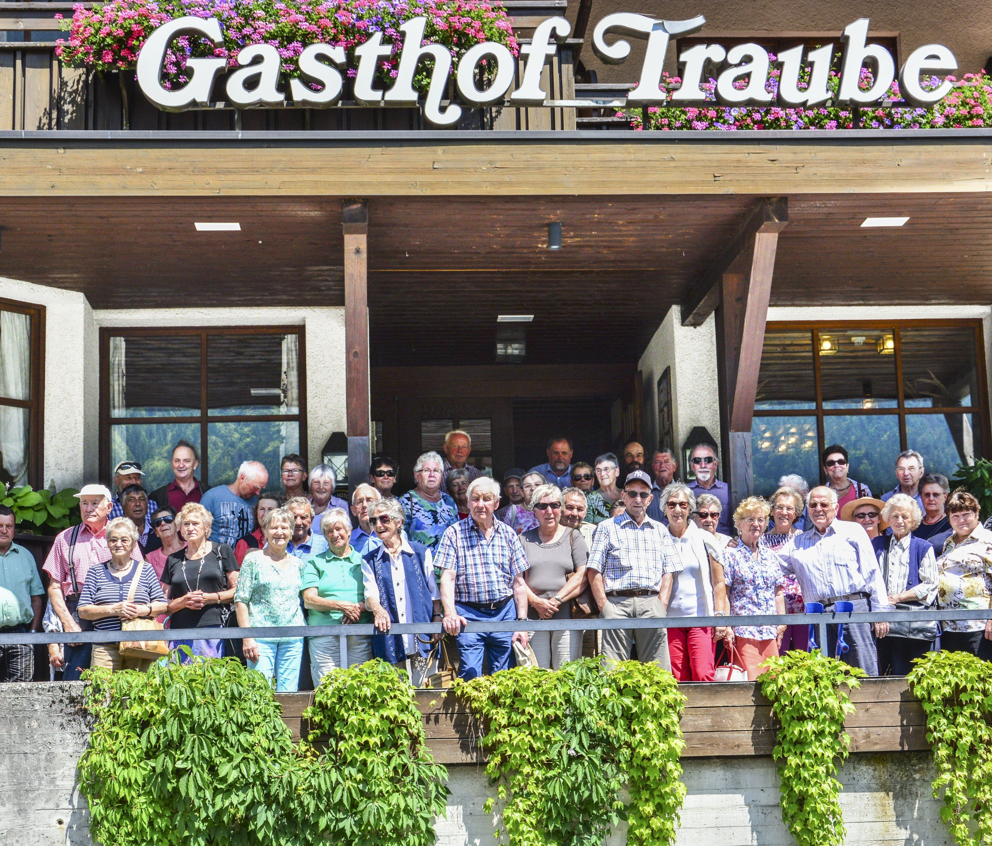 Die Gruppe vor dem Brazer Hotel Traube Die Gruppe vor dem Brazer Hotel Traube