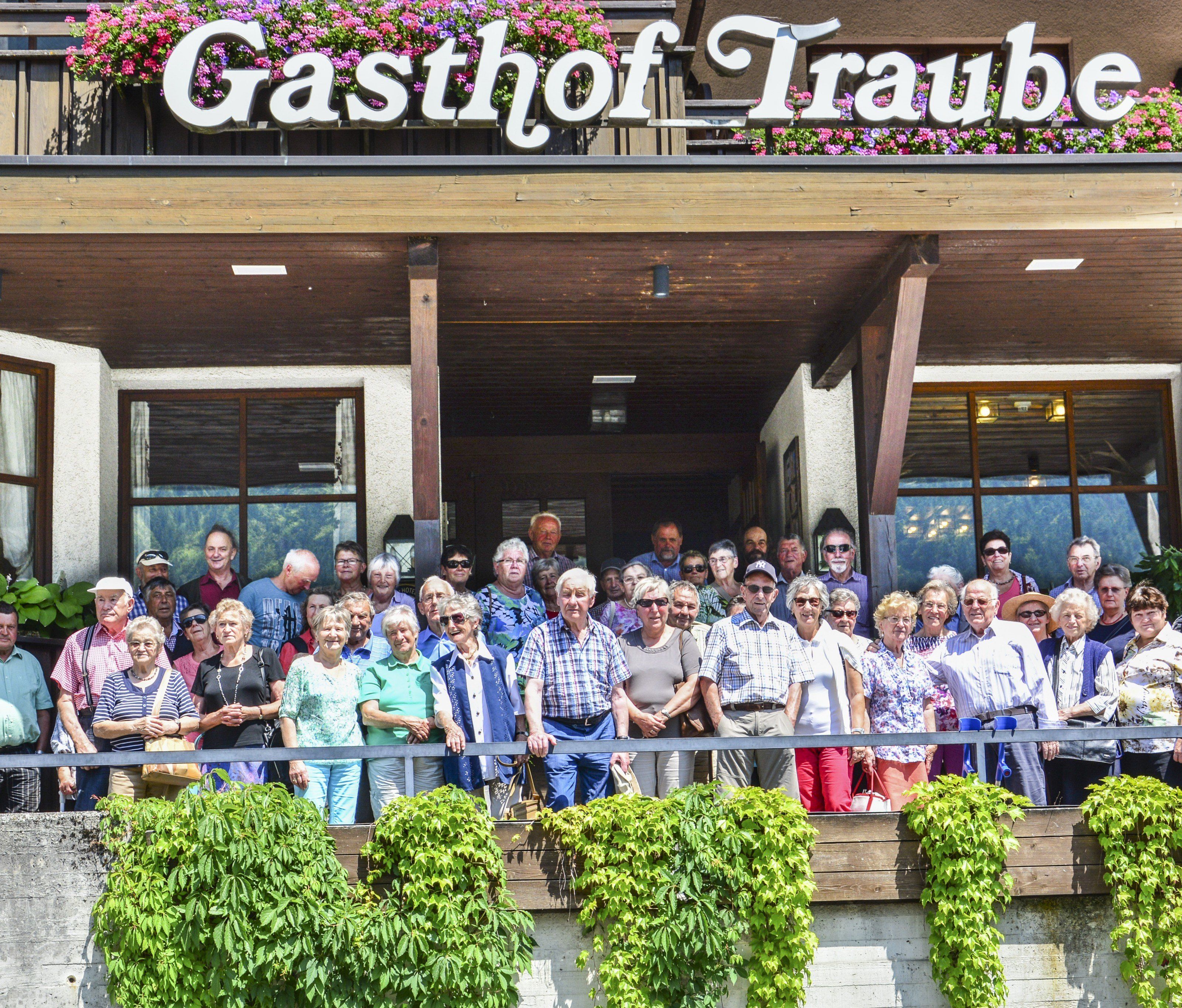 Die Gruppe vor dem Brazer Hotel Traube