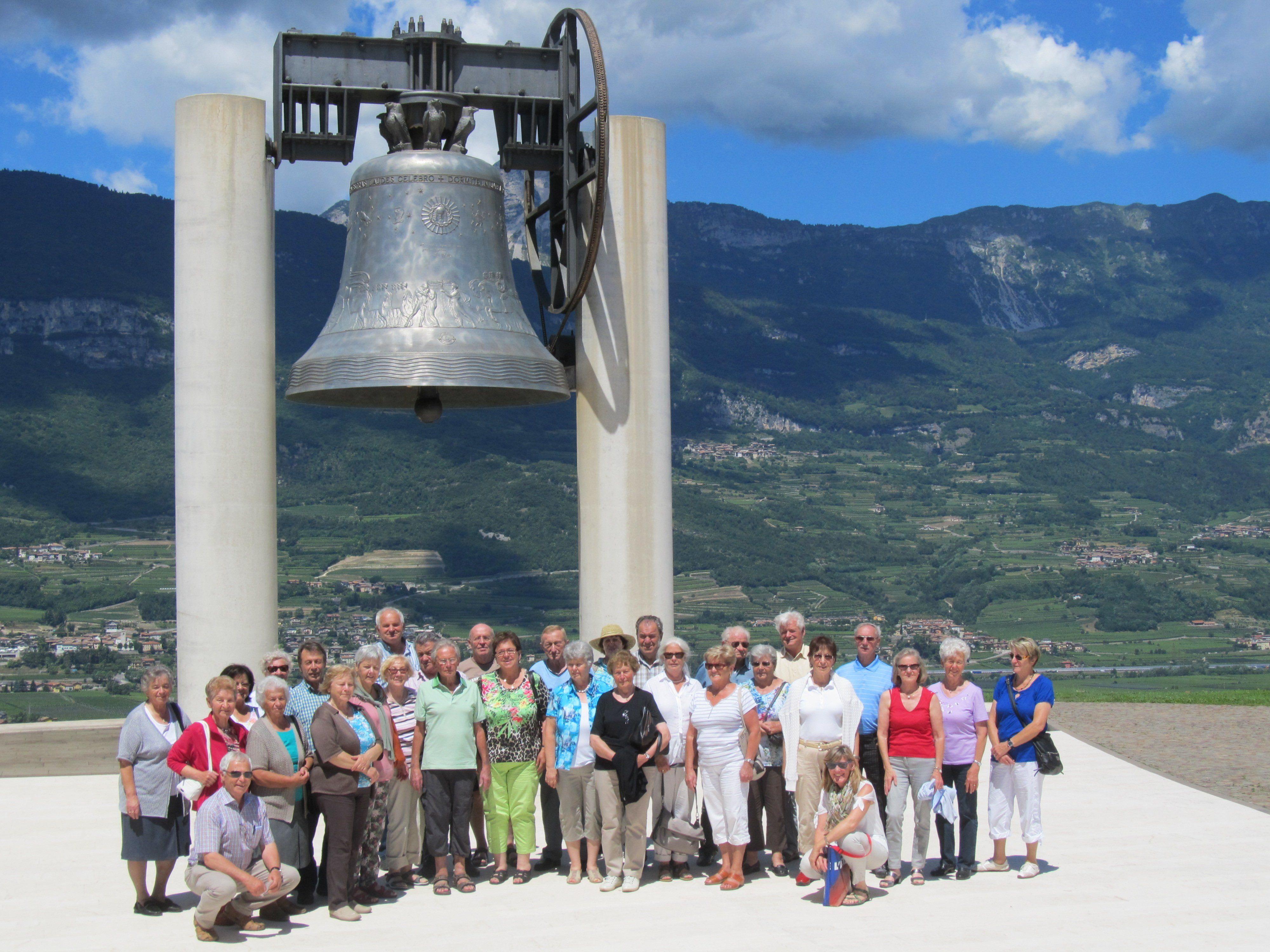 Die aktiven Senioren von Bürserberg vor der Friedensglocke von Rovereto im Trentino.