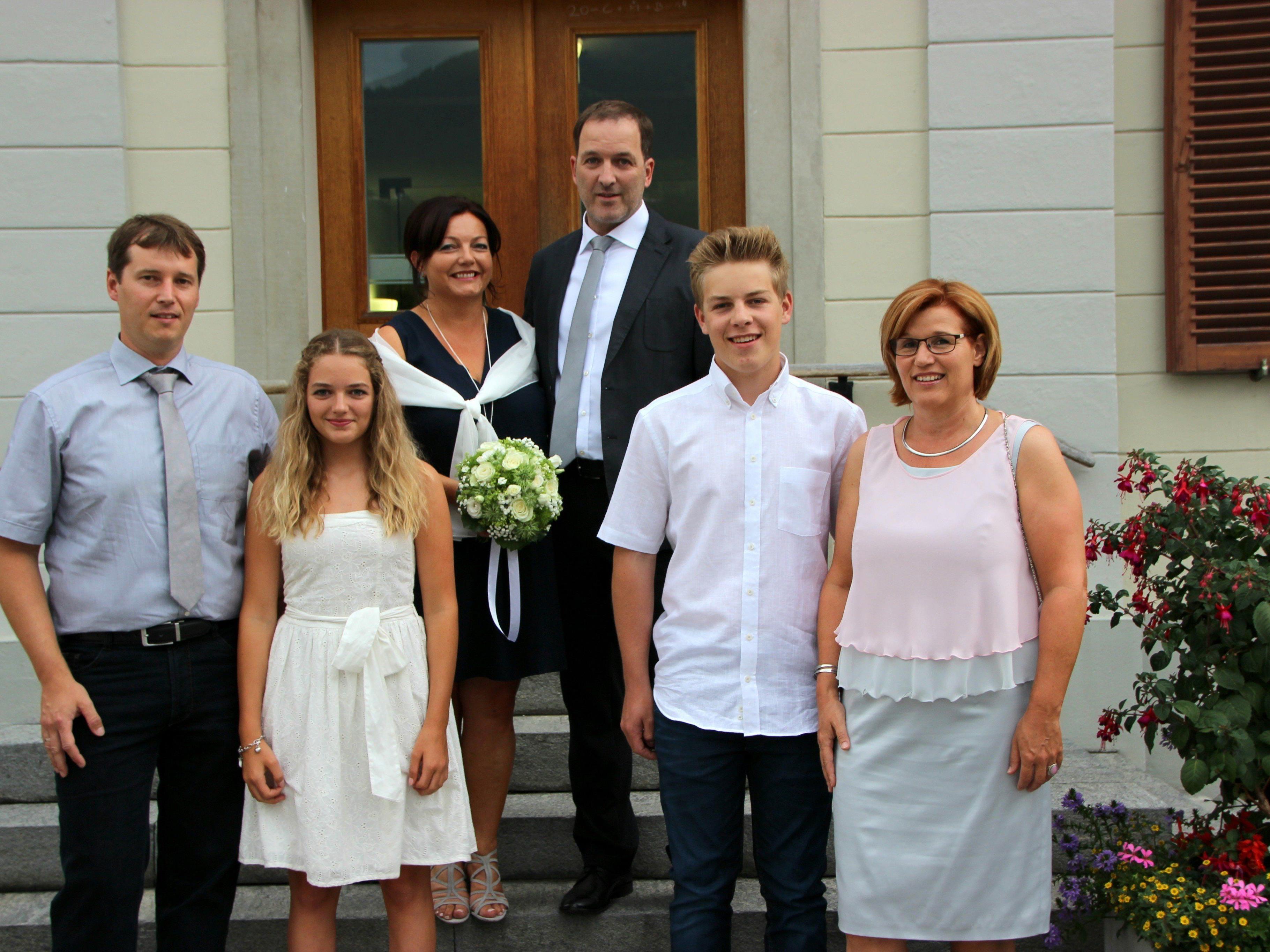 Marion Küng und Martin Tschabrun freuten sich mit ihren Kindern und ihren Trauzeugen ihre standesamtliche Vermählung zu feiern.
