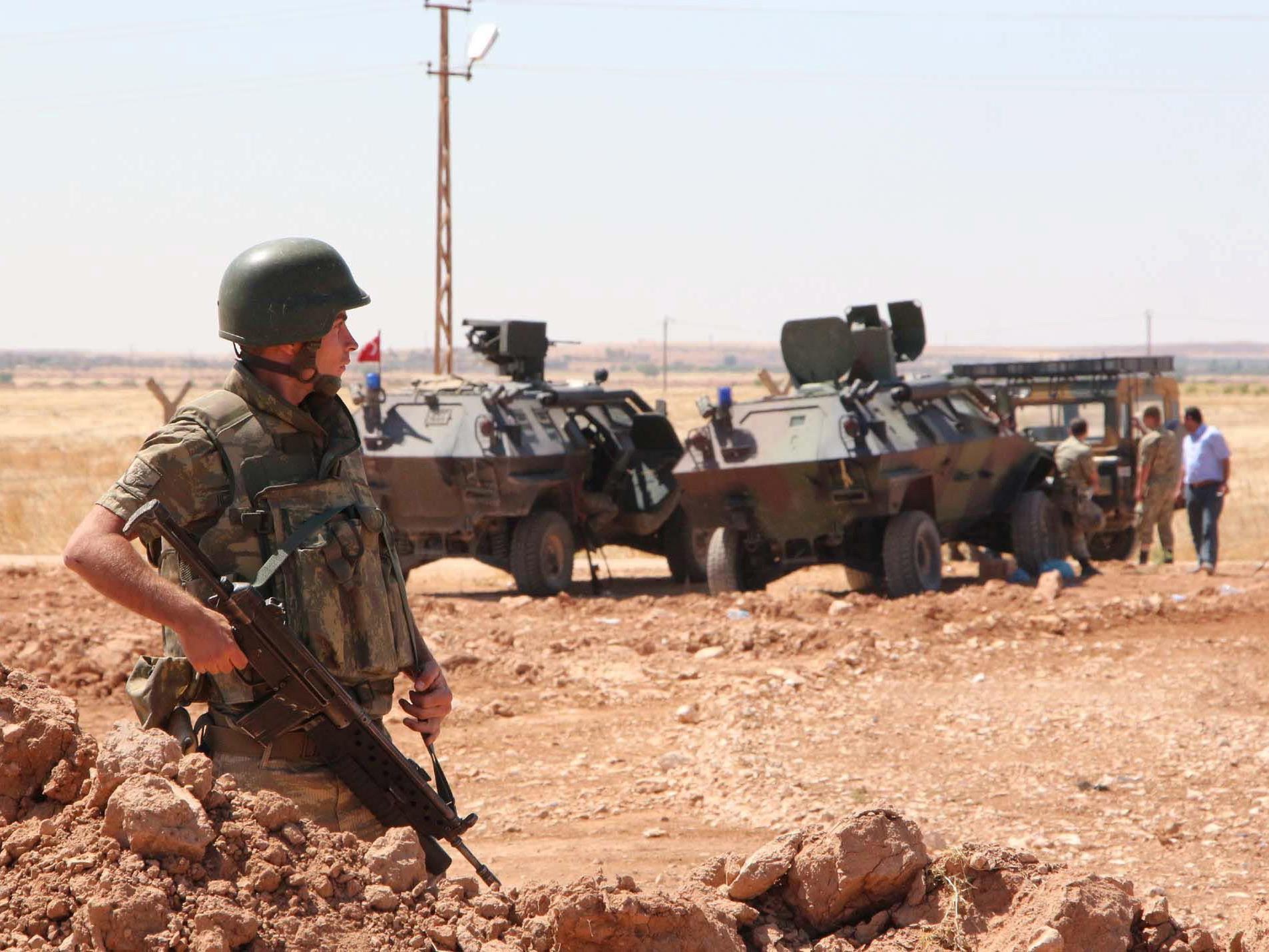Türkische Soldaten sichern die Grenze zu Syrien.