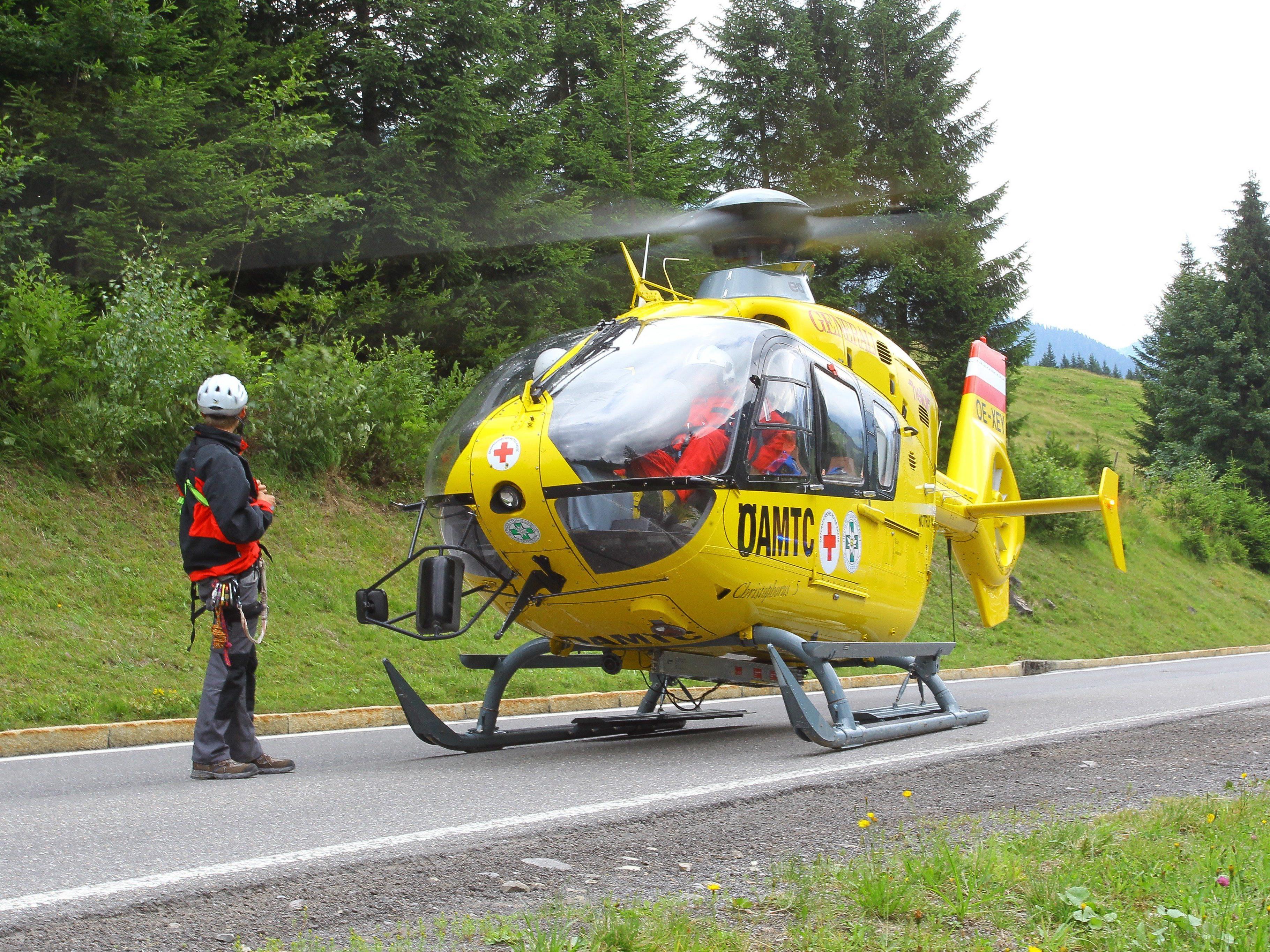 Ein 72-Jährige musste nach einem Arbeitsunfall ins Krankenhaus geflogen werden.
