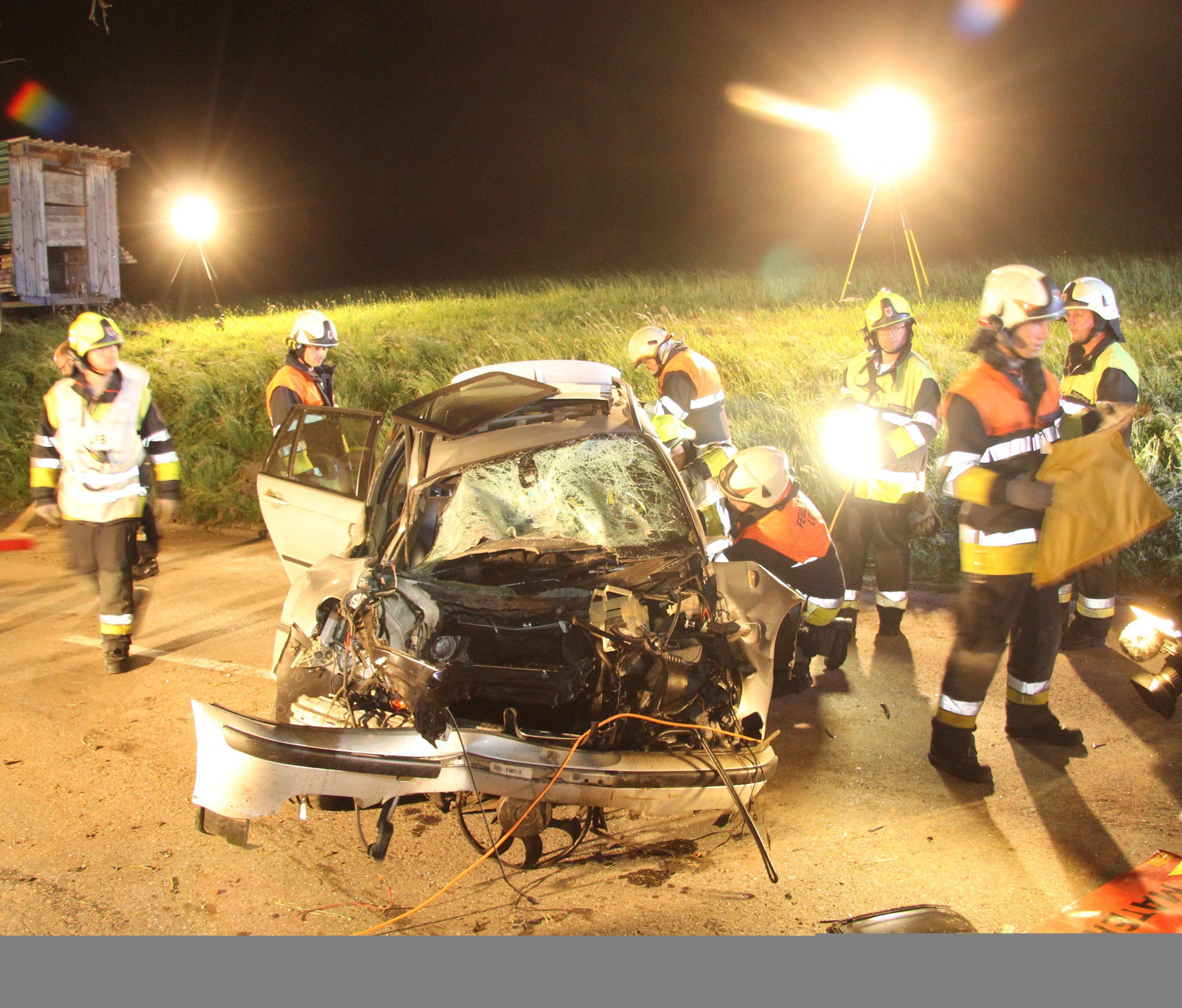 27-Jähriger nach schwerem Unfall aus demoliertem Fahrzeug befreit. 27-Jähriger nach schwerem Unfall aus demoliertem Fahrzeug befreit.