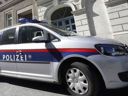 Die Polizei fahndet nach dem Räuber. Die Polizei fahndet nach dem Räuber.