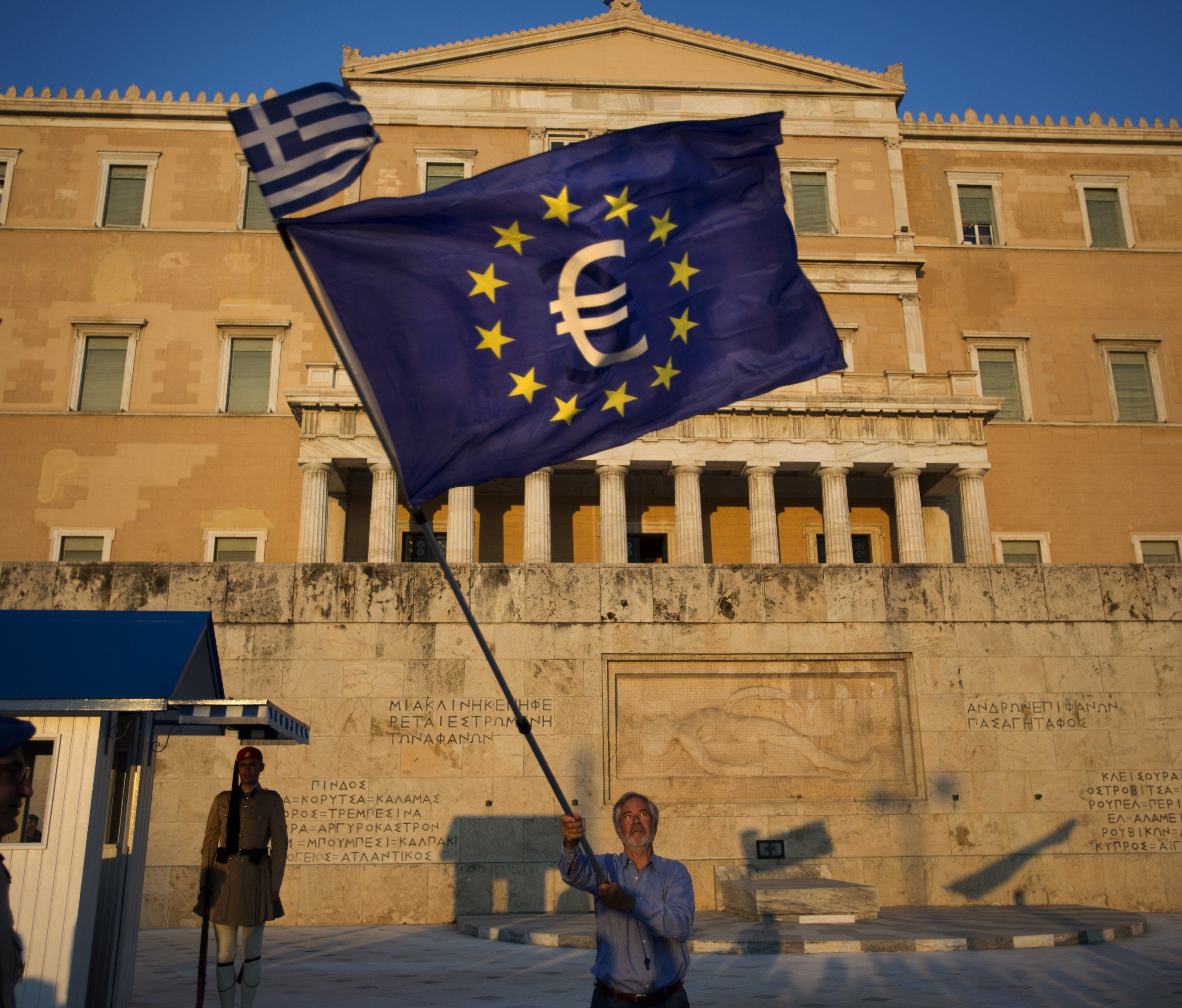 Tausende demonstrierten in Athen für den Verbleib im Euroland. Tausende demonstrierten in Athen für den Verbleib im Euroland.