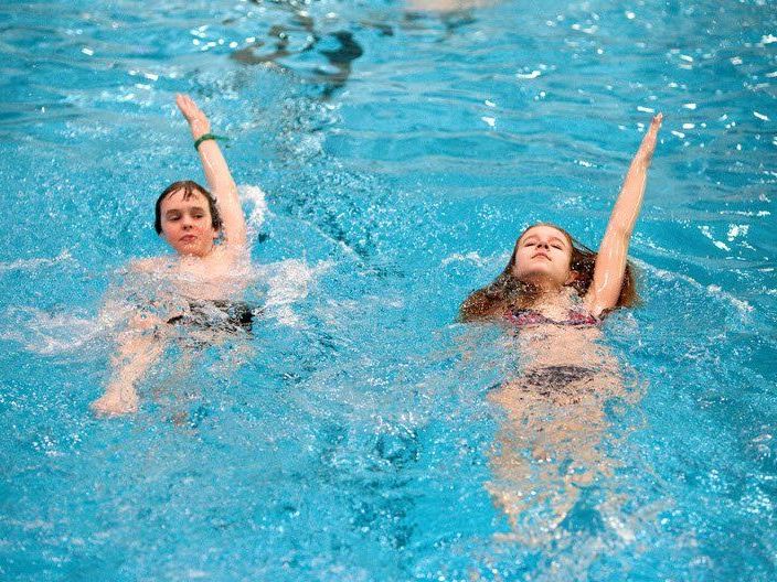Eine Grundausbildung im Schwimmen können Kinder schon in der Volksschule durch das Österreichische Jugendrotkreuz erhalten Eine Grundausbildung im Schwimmen können Kinder schon in der Volksschule durch das Österreichische Jugendrotkreuz erhalten