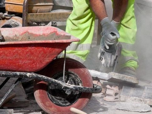 Bauarbeiter bekommen bei größter Sommerhitze hitzefrei Bauarbeiter bekommen bei größter Sommerhitze hitzefrei