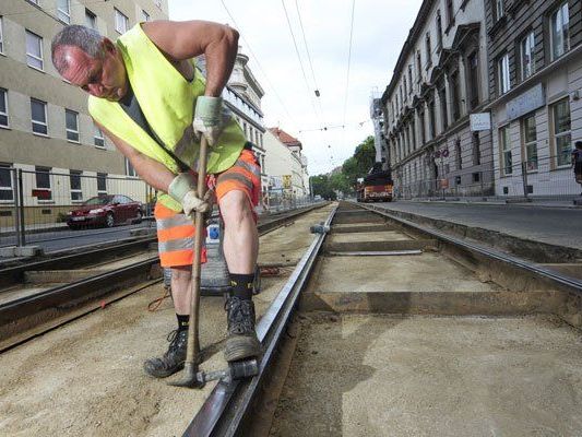 Die Wiener Linien arbeiten in diesem Sommer auf zwei Gleisbaustellen. Die Wiener Linien arbeiten in diesem Sommer auf zwei Gleisbaustellen.