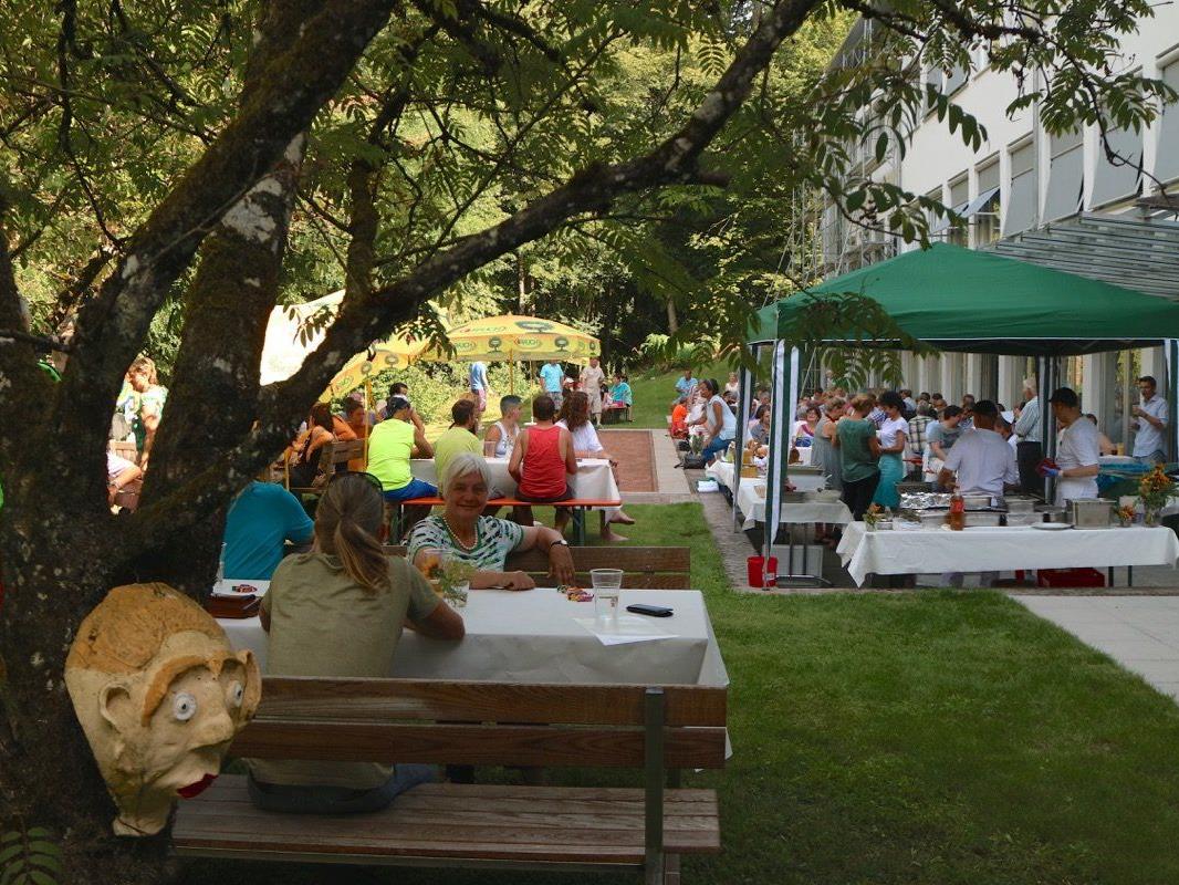 Bei herrlichem Wetter feierten über 200 Gäste aus Nah und Fern einige gemütliche Stunden beim Sommerfest 2015 in Maria Ebene.